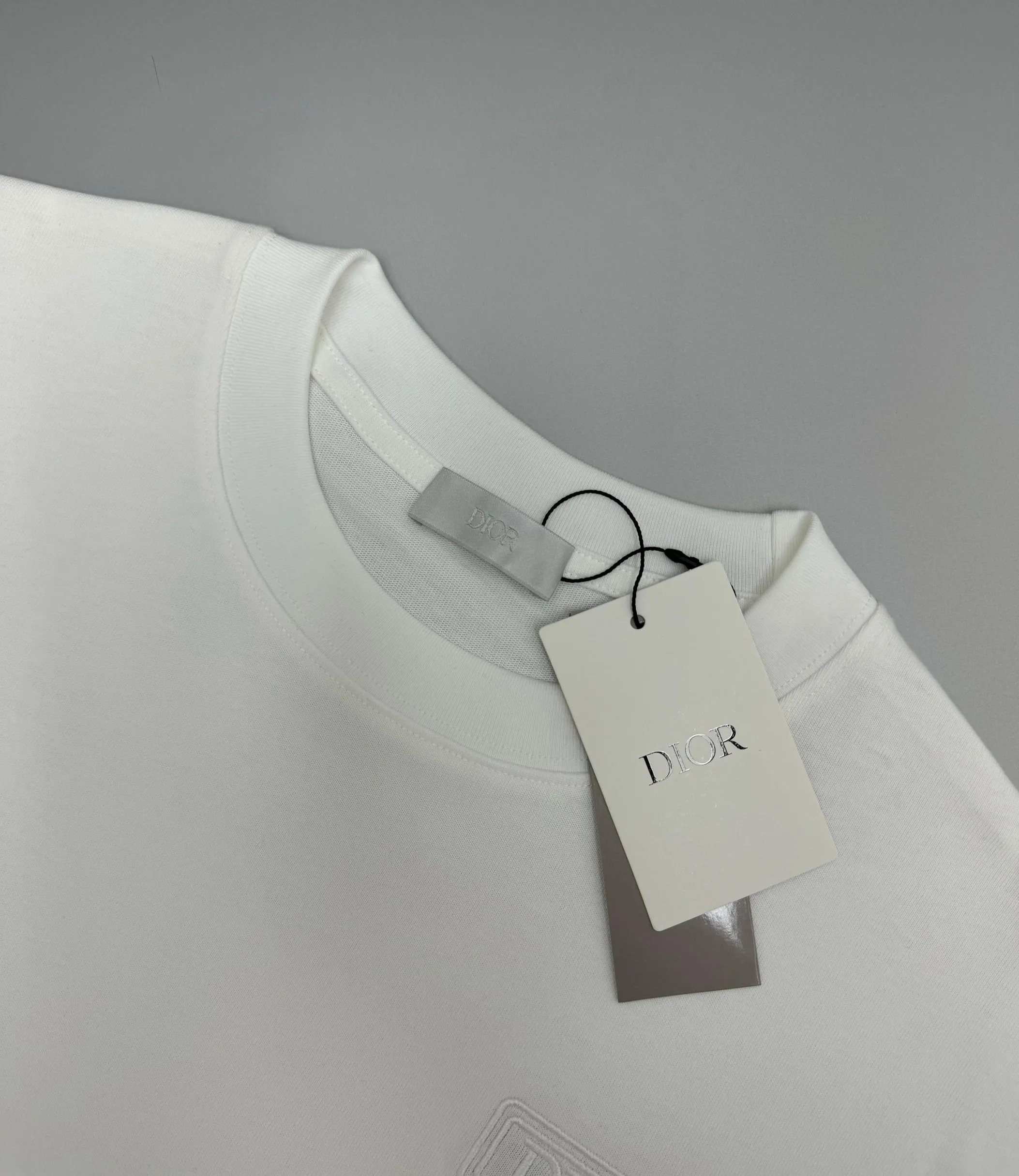 🅿️210 (top version, differentiated currency) will not be taken off the shelves all year round, sell with confidence. Style: Dior/DIO.R short-sleeved T-shirt. Fabric: 300g double yarn 100% cotton. Rib: 320g heavy Sorona 1*1 trendy brand. Craftsmanship: imported machine embroidered logo. Color: white black. Size: XS S M L. Gender-neutral. Same style for men and women.