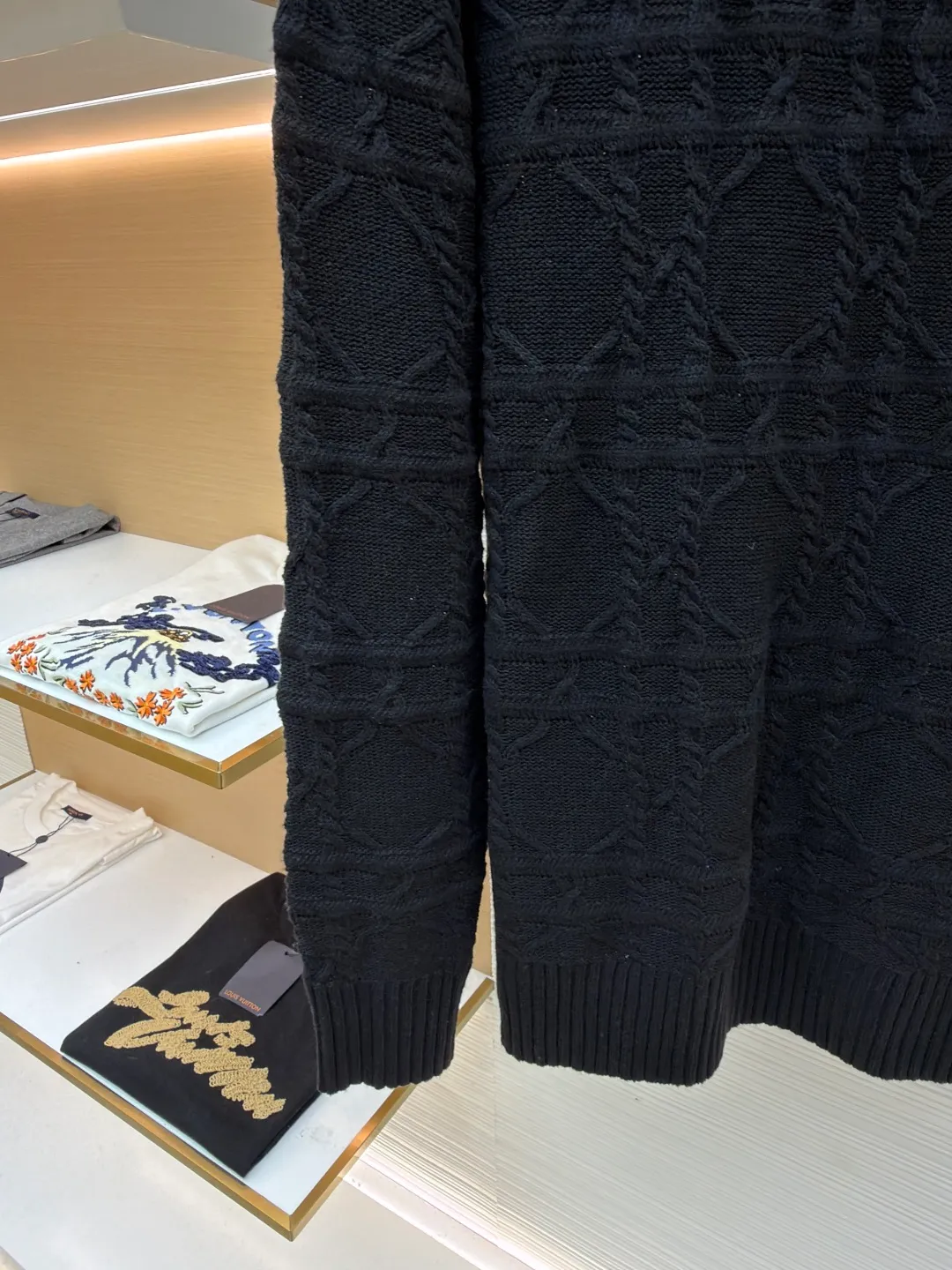 DIOR cashmere fabric cannage pattern sweater ●Original version: 22000 purchased and developed ●Item number: 1681446-B40 ●Fabric: wool blended fabric ●Technology: knitted ●Color: black ●Version: fitted version ●Weight: about 655 grams ●Size: S-M-L-XL ●Description: This sweater is made of high-quality wool blended fabric and uses precision jacquard knitting technology to present the brand's iconic texture pattern, which is soft to the touch and has excellent warmth retention. The round neck structure is processed by overlocking technology, and the neckline fits the neck and is not easily deformed. The overall knitting process adopts high-density weaving method, the jacquard texture is three-dimensional and uniform, and the body is smooth without missing stitches. From fabric selection to detailed control of jacquard craftsmanship, every process reflects Dior's ultimate pursuit of craftsmanship precision and luxurious style. It not only retains the classic warmth of knitted sweaters, but also demonstrates the brand's high recognition through unique jacquard design. It is a fusion of knitting craftsmanship and high-end fashion design. The overall wiring is straight and delicate, the fabric is comfortable and soft, and the color is consistent without color difference. It can be matched with the same style to create a fashionable look and control various occasions. Customized accessories, complete with three standards, same style for men and women!