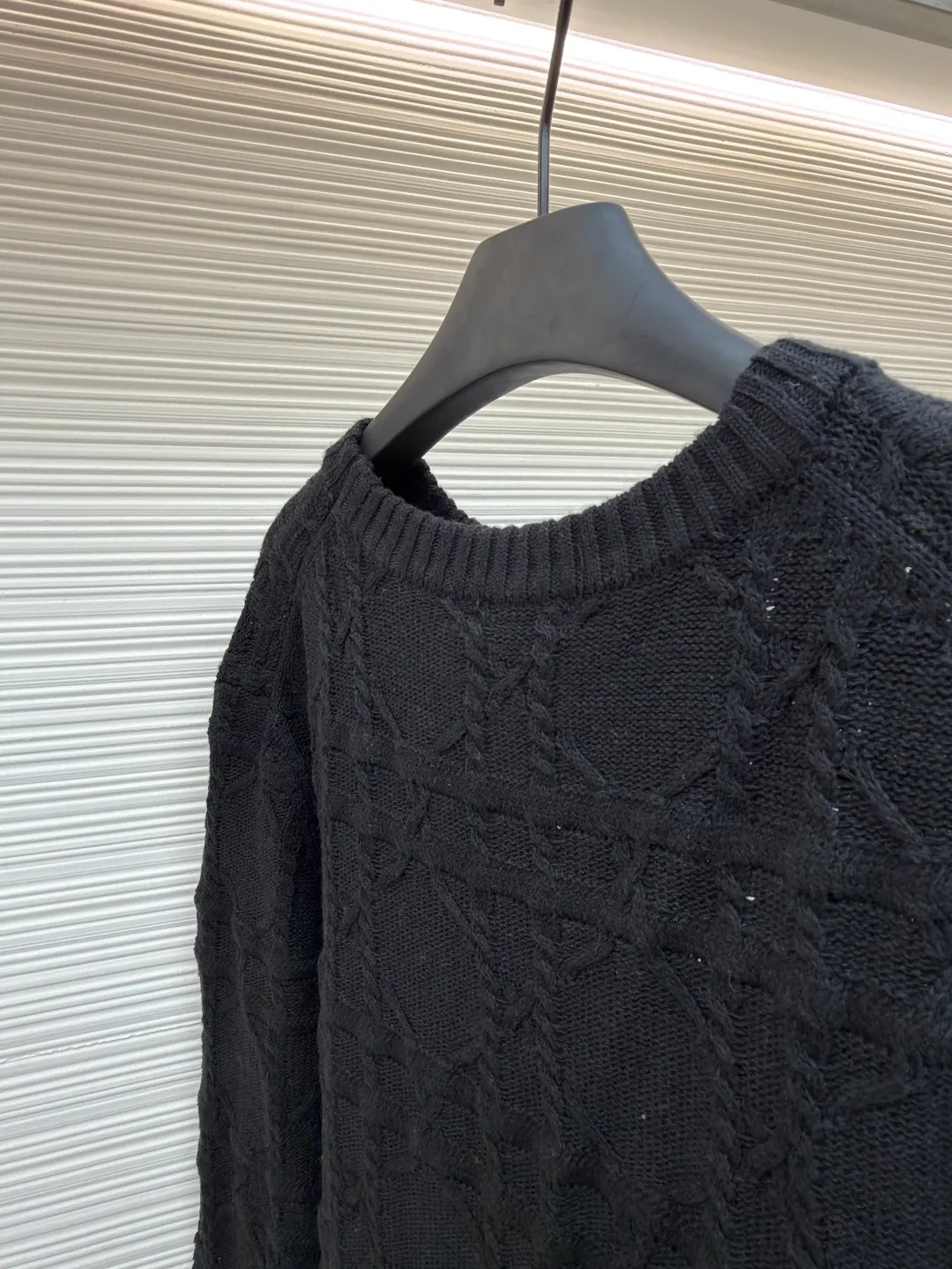DIOR cashmere fabric cannage pattern sweater ●Original version: 22000 purchased and developed ●Item number: 1681446-B40 ●Fabric: wool blended fabric ●Technology: knitted ●Color: black ●Version: fitted version ●Weight: about 655 grams ●Size: S-M-L-XL ●Description: This sweater is made of high-quality wool blended fabric and uses precision jacquard knitting technology to present the brand's iconic texture pattern, which is soft to the touch and has excellent warmth retention. The round neck structure is processed by overlocking technology, and the neckline fits the neck and is not easily deformed. The overall knitting process adopts high-density weaving method, the jacquard texture is three-dimensional and uniform, and the body is smooth without missing stitches. From fabric selection to detailed control of jacquard craftsmanship, every process reflects Dior's ultimate pursuit of craftsmanship precision and luxurious style. It not only retains the classic warmth of knitted sweaters, but also demonstrates the brand's high recognition through unique jacquard design. It is a fusion of knitting craftsmanship and high-end fashion design. The overall wiring is straight and delicate, the fabric is comfortable and soft, and the color is consistent without color difference. It can be matched with the same style to create a fashionable look and control various occasions. Customized accessories, complete with three standards, same style for men and women!