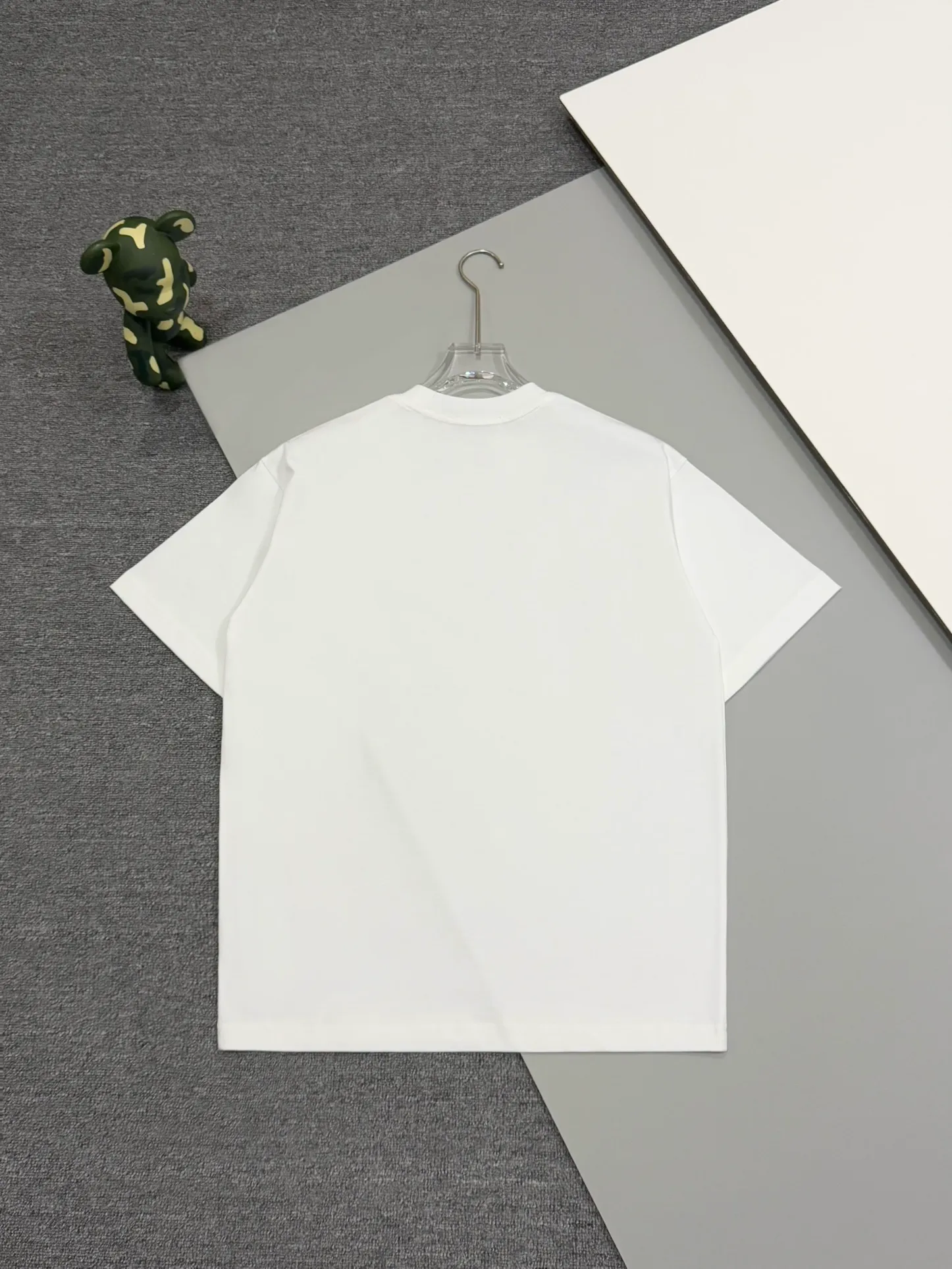 🅿️190 [Higher version] Dior* Dior SS25 new version short-sleeved men and women 👫, on sale simultaneously! Customized 32-count 280g combed fabric, original craft thread, designed with blue letter logo embroidery craft! Simple and elegant, easy to match and versatile, extremely high-grade, perfectly integrated into fashion and style, it is a top-notch fashionable style that is perfect for outer wear! The whole thing gives people a natural feeling! The ultimate classic versatile short-sleeved T-shirt, the ultimate in heavy work and perfection! Fans who pursue high quality should rush to buy it by themselves, and we sincerely invite all fans who know the goods to appreciate this model together! All three standards are complete! Color: white/black Size: S to xL