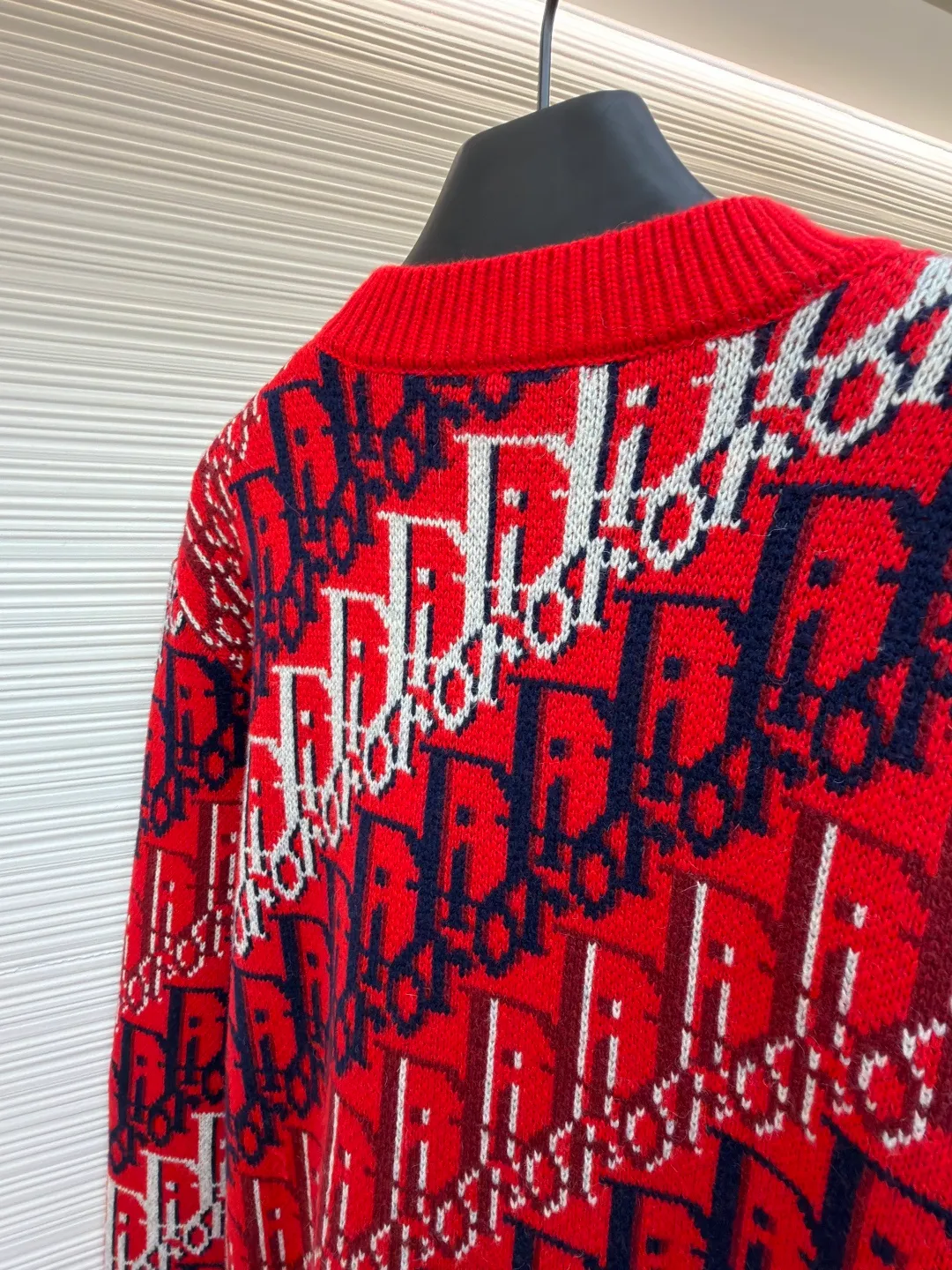 Dior onlique ribbed round neck printed long-sleeved sweater ●Original version: purchased and developed by 21969 ●Item number: 1682472-B45 ●Fabric: wool fabric ●Technology: knitted ●Color: red ●Version: fitted version ●Weight: about 880 grams ●Size: S-M-L-XL ●Description: This Dior all-over presbyopia knitted sweater is made of imported merino wool blended yarn. The yarn is fine and smooth after combing process, and has good warmth retention and breathability. The body uses double-sided jacquard technology to create the classic Oblique presbyopia pattern. Red, navy blue and white yarns are interwoven to form a three-dimensional texture effect. The pattern alignment is accurate and there is no misalignment. Every inch of the jacquard has been precisely calculated by needle count, making the pattern distinct and textured. The neckline, cuffs and hem are all designed with rib knitting and are reinforced with double-needle sewing technology. They are moderately elastic and durable and will not easily deform. The side seams of the body are made of seamless splicing technology to make the overall shape smoother and fit the body shape. From yarn selection to jacquard weaving, the whole process follows the brand's high-end clothing standards. The stitches are even and fine, and the overlocking and narrowing techniques in the details are all done to the extreme. It perfectly integrates classic presbyopic elements and modern knitting technology, taking into account both design and wearing comfort. The overall wiring is straight and delicate, the fabric is comfortable and soft, and the color is consistent without color difference. It can be matched with the same style to create a fashionable look and control various occasions. Customized accessories, complete with three standards, same style for men and women!