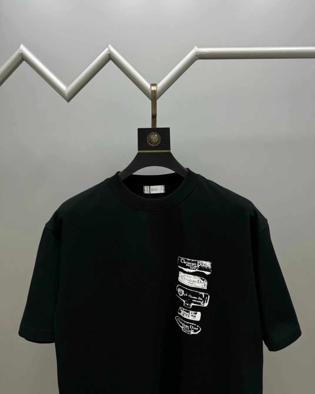 🅿️210 (top version, differentiated currency) will not be taken off the shelves all year round, sell with confidence. Style: Dior/DIO.R short-sleeved T-shirt. Fabric: 300g double yarn 100% cotton. Rib: 320g heavy Sorona 1*1 trendy brand. Craftsmanship: Velvet logo. Color: White. Black. Size: XS S M L. No gender distinction. Same style for men and women.