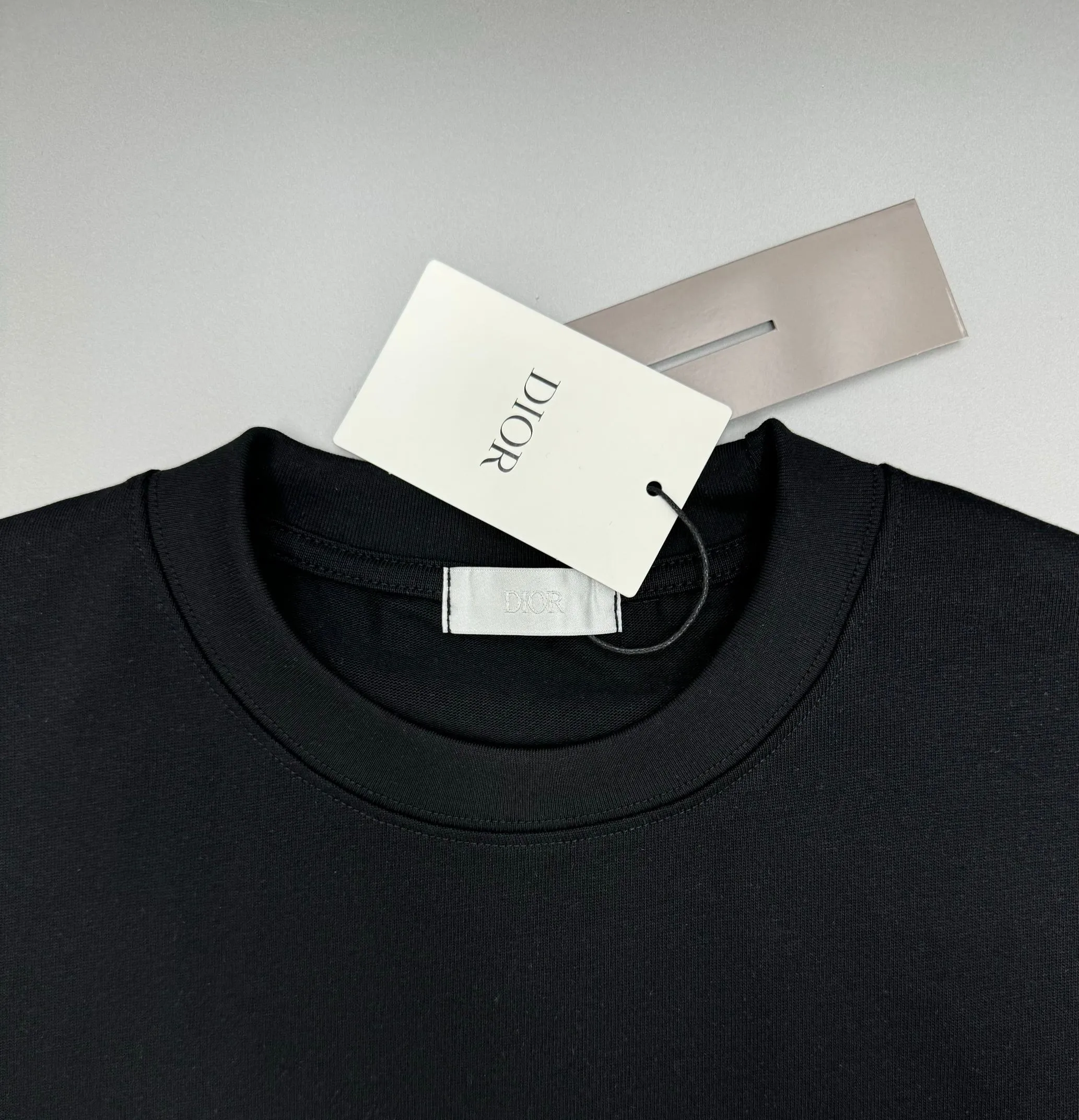 🅿️210 (top version, differentiated currency) will not be taken off the shelves all year round, sell with confidence. Style: Dior/DIO.R short-sleeved T-shirt. Fabric: 300g double yarn 100% cotton. Rib: 320g heavy Sorona 1*1 trendy brand. Craftsmanship: Velvet logo. Color: White. Black. Size: XS S M L. No gender distinction. Same style for men and women.