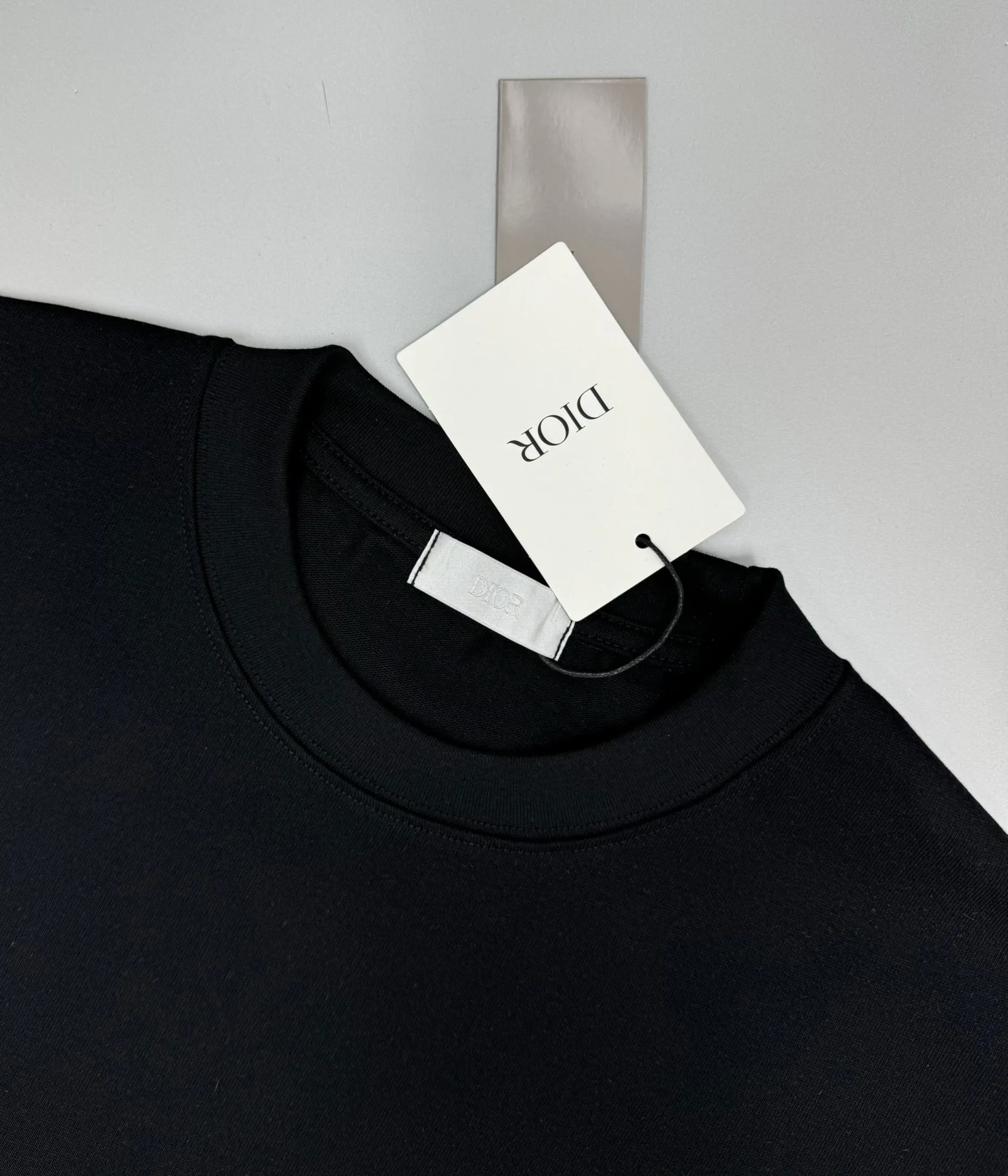 🅿️210 (top version, differentiated currency) will not be taken off the shelves all year round, sell with confidence. Style: Dior/DIO.R short-sleeved T-shirt. Fabric: 300g double yarn 100% cotton. Rib: 320g heavy Sorona 1*1 trendy brand. Craftsmanship: Velvet logo. Color: White. Black. Size: XS S M L. No gender distinction. Same style for men and women.