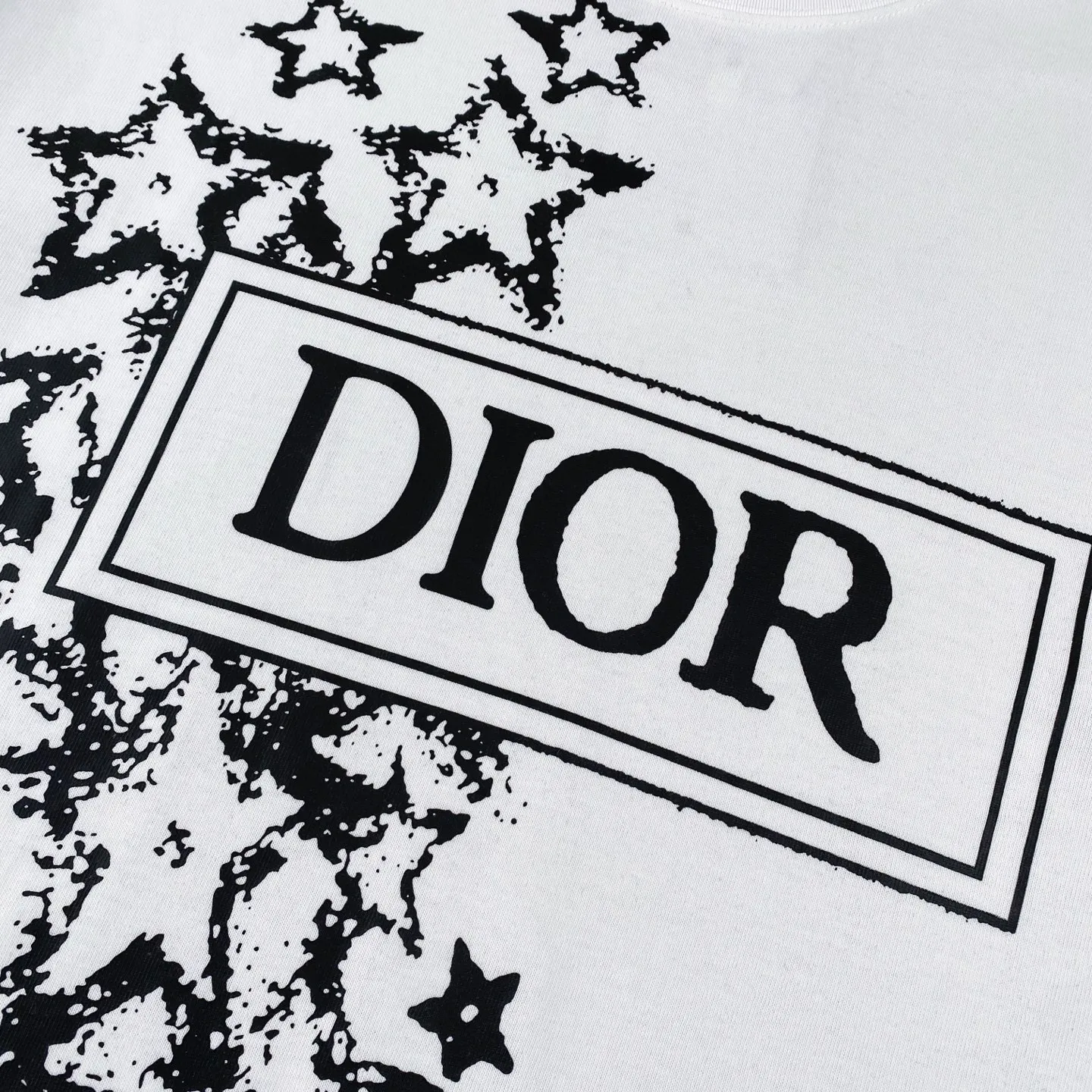 🅿️180 Dior 2025 new classic letter star printed short-sleeved round neck T-shirt. Fabric: 310 heavyweight pure cotton, feel free to compare. Made of specific heavyweight 32S fine cotton jersey fabric, 280g weight; with 32s+70D drawbar thread, 280g: 95/fine cotton*5% spandex double yarn rib. The worsted cotton material is light, thin and breathable, with a strong cotton feel on the hand and strong breathability and moisture absorption; the threads are woven into combed cotton fabric using a blending process, making the fabric very soft to the touch. The worsted cotton material is light and breathable, has a strong cotton feel on the hand, is breathable and hygroscopic; it is not easy to wrinkle and does not require special care. 32-needle high-end textile imported from the rib, 70D ultra-fine elastic stitching, nearly non-feeling stitching, comfortable and fit the body shape.  A full set of new Dior accessories, suitable for both men and women. Color: white, black. Size: S-XL