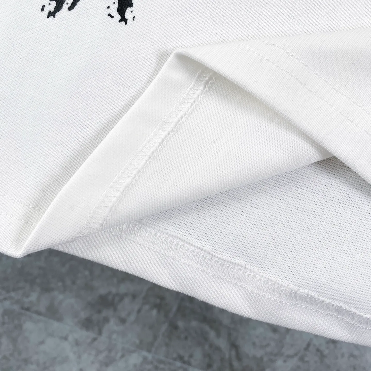 🅿️180 Dior 2025 new classic letter star printed short-sleeved round neck T-shirt. Fabric: 310 heavyweight pure cotton, feel free to compare. Made of specific heavyweight 32S fine cotton jersey fabric, 280g weight; with 32s+70D drawbar thread, 280g: 95/fine cotton*5% spandex double yarn rib. The worsted cotton material is light, thin and breathable, with a strong cotton feel on the hand and strong breathability and moisture absorption; the threads are woven into combed cotton fabric using a blending process, making the fabric very soft to the touch. The worsted cotton material is light and breathable, has a strong cotton feel on the hand, is breathable and hygroscopic; it is not easy to wrinkle and does not require special care. 32-needle high-end textile imported from the rib, 70D ultra-fine elastic stitching, nearly non-feeling stitching, comfortable and fit the body shape.  A full set of new Dior accessories, suitable for both men and women. Color: white, black. Size: S-XL