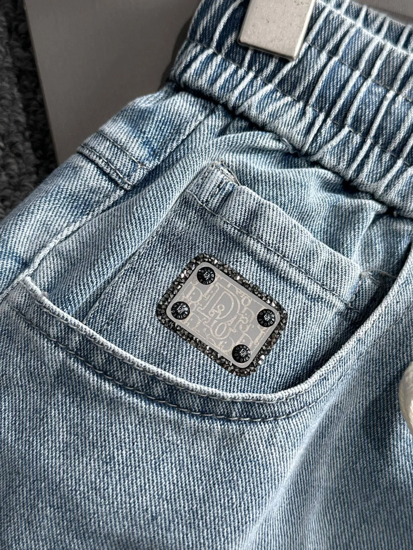 🅿️330 Dior 2025 summer new jeans denim shorts are produced using imported Japanese Denim plain cotton denim fabrics, complete with three standards, and the top stonewashing process makes the texture reach the old taste of the 1980s, soft, delicate, comfortable and breathable.