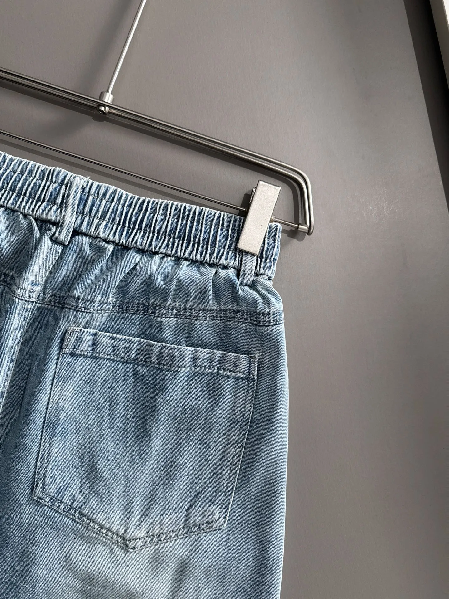 🅿️330 Dior 2025 summer new jeans denim shorts are produced using imported Japanese Denim plain cotton denim fabrics, complete with three standards, and the top stonewashing process makes the texture reach the old taste of the 1980s, soft, delicate, comfortable and breathable.