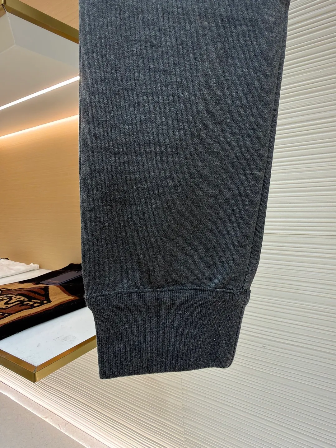 Dior presbyopic wool and cashmere legged trousers ●Item number: 1680907-B15 ●Material: wool cashmere fabric ●Technology: jacquard texture production ●Version: fitted version ●Weight: about 895 grams ●Size: S-M-L-XL ●Description: The fabric is made of cashmere fabric, containing 50% wool and pure cotton, with original hemming inside, jacquard letters, integrated design. One side has a solid color logo, and the spliced side has a classic presbyopia. It can be worn on both sides to change the style at any time. Customized imported velvet imported machine weaving, the material is conscientious and full of high-end texture. It is comfortable to wear and skin-friendly. It is made by a large factory and has perfect details and texture. The fabric is made of imported cashmere yarn. New product for early autumn! Hot style return! New version of dropped shoulder design High-grade navy blue presbyopic logo zipper cashmere jacket. Reversible. The letter jacquard texture on the back is luxurious and handsome. The hooded design is fashionable and advanced. The classic version does not make people look slimmer. Highly recommended! The overall wiring is straight and delicate, the fabric is comfortable and soft, and the color is consistent without color difference. It can be matched with the same style to create a fashionable look and control various occasions. Customized accessories, complete with three standards, same style for men and women!
