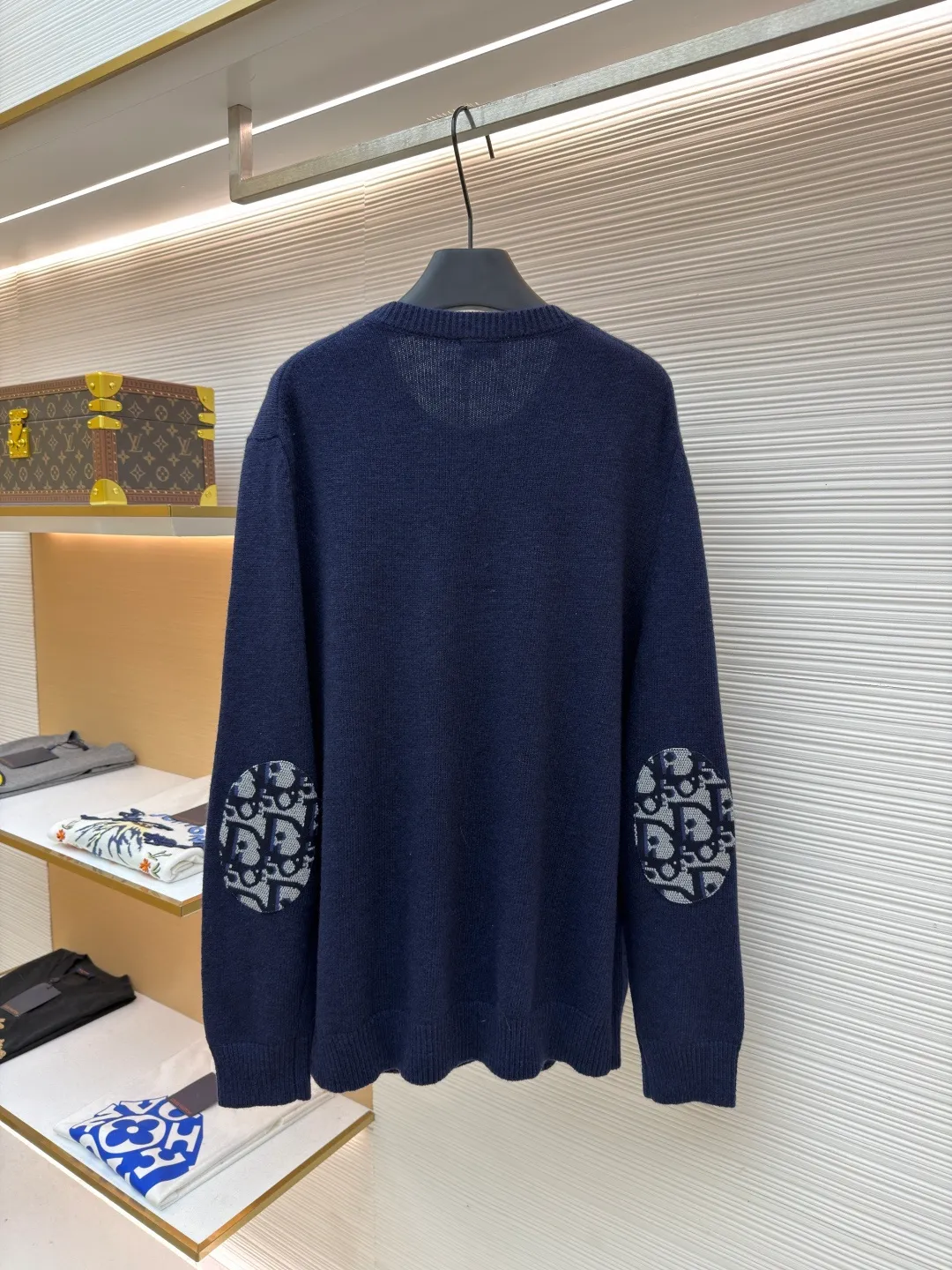 Dior patchwork letter jacquard pocket knitted sweater ●Original version: purchased and developed in 19049 ●Item number: 1682530-B10 ●Fabric: wool fabric ●Technology: jacquard knitting ●Color: navy blue ●Version: fitted version ●Weight: about 560 grams ●Size: S-M-L-XL ●Description: This DIOR The SS26 summer series red sweater is woven with high-quality combed cotton threads and uses plain knitting technology to create the body. The fabric is fine, soft, elastic, breathable and skin-friendly, and is not prone to pilling or snagging. The brand's classic presbyopia pattern pocket on the left side of the body is made using patch printing technology. The printing ink layer is thick and even, and the pattern is clear and three-dimensional. It forms a sharp visual contrast with the red knitted base and highlights the brand recognition. The neckline is a classic round neck design, with double-needle reinforced hemming technology and a custom-made threaded collar, making it durable and not prone to loosening. The cuffs and hem are ribbed in the same color, with moderate elasticity to fit the body shape. The overall cut is a fitted silhouette. The stitching is straight and fine. The customized accessories and three labels are complete. The details and craftsmanship show the level of luxury. It is suitable for daily casual and light business wear scenarios. The overall wiring is straight and delicate, the fabric is comfortable and soft, and the color is consistent without color difference. It can be matched with the same style to create a fashionable look and control various occasions. Customized accessories, complete with three standards, same style for men and women!