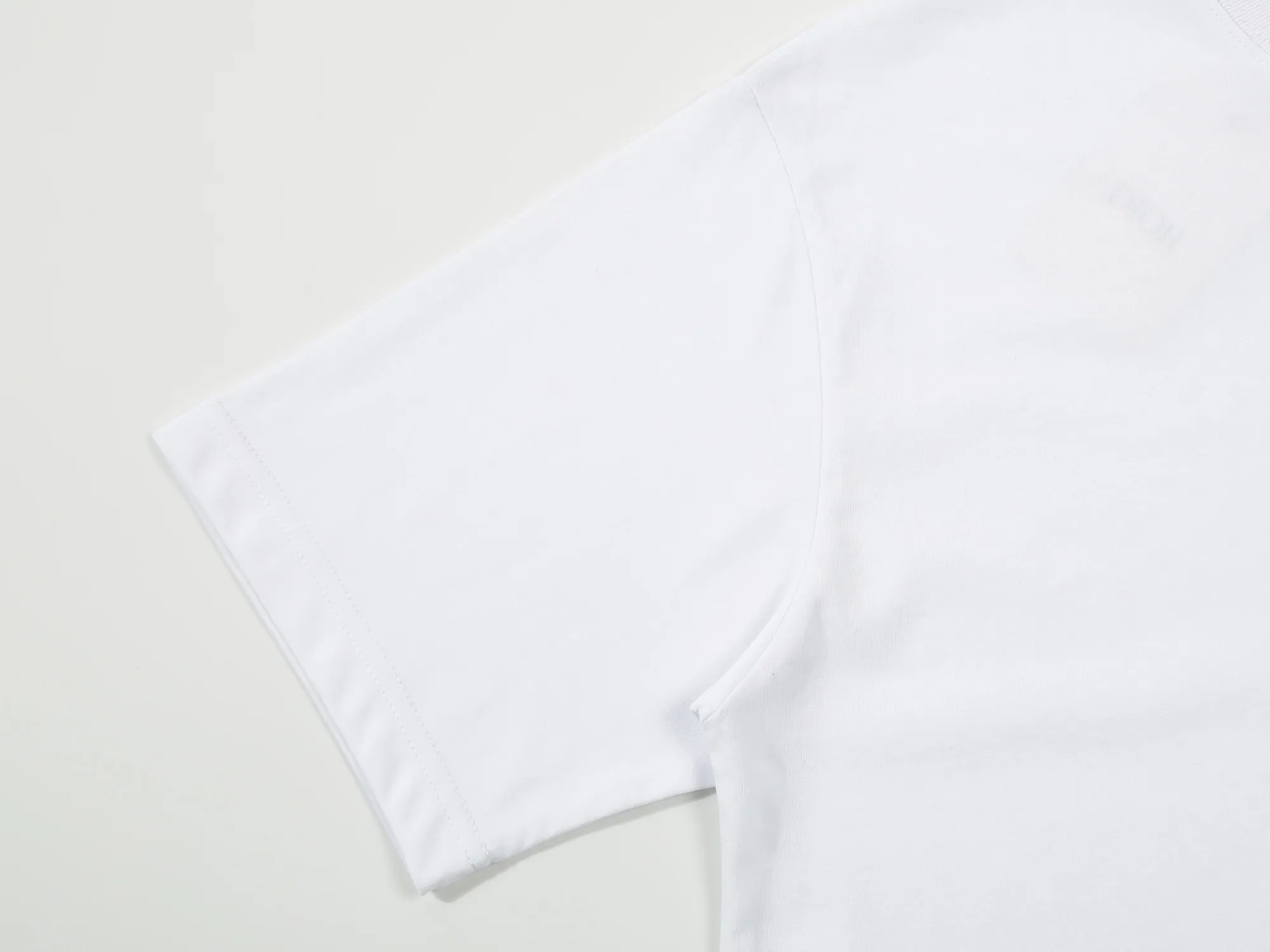 🅿️170 DIOR Dior new embroidered letters‼ ️Short-sleeved T-shirt® *Customized 280g cotton fabric, the fabric is soft, skin-friendly and comfortable *Laminated letter logo on the front *A very simple and elegant one that is unparalleled in terms of upper body comfort, interpreting your luxury and taste, and creating your fashionable charm. ⚠️Washing method: It is recommended to dry clean or wrap the reverse side in a laundry bag and machine wash it quickly in cold water and let it dry naturally! ⚠️ Unisex style 𝐂𝐎𝐋𝐎𝐔𝐑: White Black 𝐒𝐈𝐙𝐄: S-XL