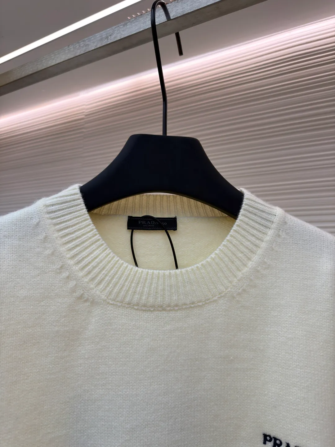 Prada embroidered logo wool knitted pullover ●Original version: purchased and developed in 19350 ●Item number: 1681716-A65 ●Fabric: wool blended fabric ●Technology: knitted ●Color: apricot ●Version: fitted version ●Weight: about 710 grams ●Size: 46-48-50-52 ●Description: The fabric is made of merino wool, which is 80% wool and 20% cotton. This model is made of high-content wool. The weaving method is 7-knit imported from Germany. The high-density weaving method and high wool content can effectively keep warm. It can be used as a base layer or as an outer layer. The embroidery uses imported Behringer embroidery machines. This embroidery has been adjusted and modified for 6 years to achieve the original 1:1 effect. The number of embroidery stitches is approximately 2600. The effect presents a perfect visual sense. This wool pullover has a versatile, sporty design and features the signature embroidered icon. The overall wiring is straight and delicate, the fabric is comfortable and soft, and the color is consistent without color difference. It can be matched with the same style to create a fashionable look and control various occasions. Customized accessories, complete with three standards, same style for men and women!