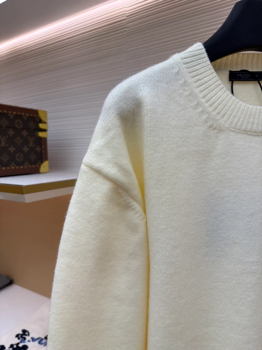 Prada embroidered logo wool knitted pullover ●Original version: purchased and developed in 19350 ●Item number: 1681716-A65 ●Fabric: wool blended fabric ●Technology: knitted ●Color: apricot ●Version: fitted version ●Weight: about 710 grams ●Size: 46-48-50-52 ●Description: The fabric is made of merino wool, which is 80% wool and 20% cotton. This model is made of high-content wool. The weaving method is 7-knit imported from Germany. The high-density weaving method and high wool content can effectively keep warm. It can be used as a base layer or as an outer layer. The embroidery uses imported Behringer embroidery machines. This embroidery has been adjusted and modified for 6 years to achieve the original 1:1 effect. The number of embroidery stitches is approximately 2600. The effect presents a perfect visual sense. This wool pullover has a versatile, sporty design and features the signature embroidered icon. The overall wiring is straight and delicate, the fabric is comfortable and soft, and the color is consistent without color difference. It can be matched with the same style to create a fashionable look and control various occasions. Customized accessories, complete with three standards, same style for men and women!