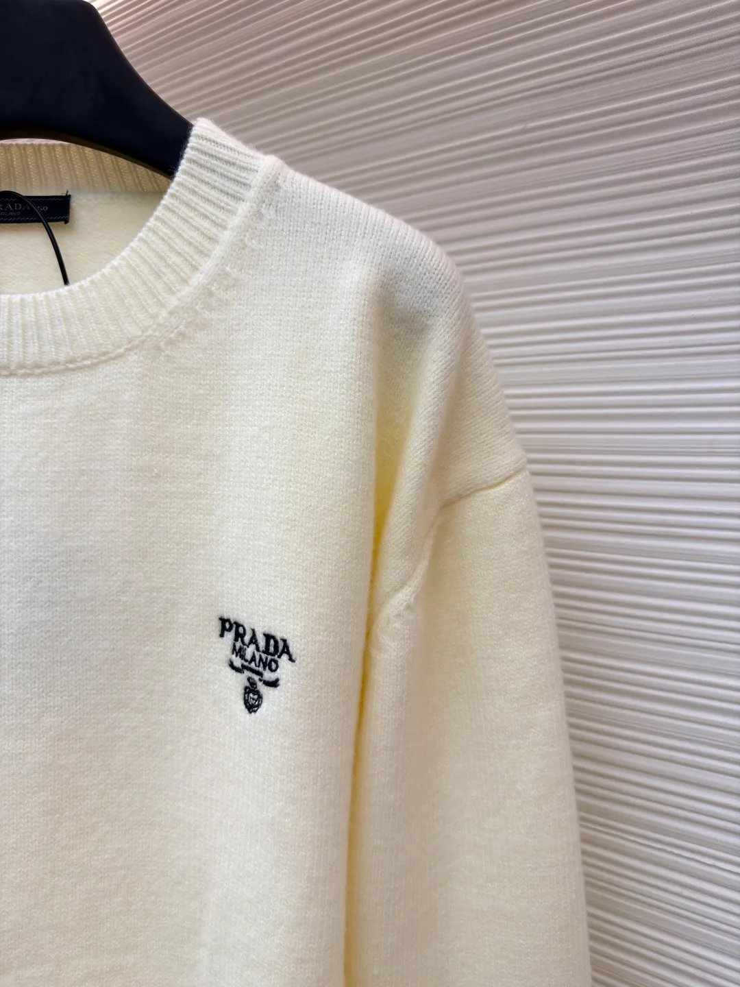 Prada embroidered logo wool knitted pullover ●Original version: purchased and developed in 19350 ●Item number: 1681716-A65 ●Fabric: wool blended fabric ●Technology: knitted ●Color: apricot ●Version: fitted version ●Weight: about 710 grams ●Size: 46-48-50-52 ●Description: The fabric is made of merino wool, which is 80% wool and 20% cotton. This model is made of high-content wool. The weaving method is 7-knit imported from Germany. The high-density weaving method and high wool content can effectively keep warm. It can be used as a base layer or as an outer layer. The embroidery uses imported Behringer embroidery machines. This embroidery has been adjusted and modified for 6 years to achieve the original 1:1 effect. The number of embroidery stitches is approximately 2600. The effect presents a perfect visual sense. This wool pullover has a versatile, sporty design and features the signature embroidered icon. The overall wiring is straight and delicate, the fabric is comfortable and soft, and the color is consistent without color difference. It can be matched with the same style to create a fashionable look and control various occasions. Customized accessories, complete with three standards, same style for men and women!