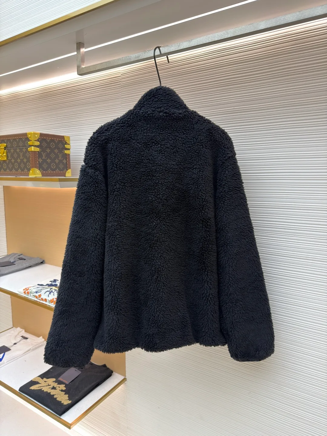 Dior x descentn ski jacket ●Original version: Purchased and developed by 23775 ●Item number: 1681706-B70 ●Fabric: polyester fiber fabric ●Technology: Positioning cutting machine production ●Color: black ●Version: fitted version ●Weight: about 745 grams ●Size: S-M-L-XL ●Description: This Dior plush zipper jacket adopts a loose fit design, which is comfortable to wear and has excellent warmth retention. The fabric is made of high-quality imitation sherpa material, which has a soft and delicate feel, good warmth retention and breathability. Ready-to-wear garments are made using precision cutting techniques to ensure the overall shape is three-dimensional and crisp. The brand logo and decorative pattern on the chest are embossed, and the pattern is clear and three-dimensional, highlighting the high-end quality of the brand. The details of the zippers and pockets are exquisite, the overall wiring is neat, and the stitching is fine and firm. The high collar design not only increases warmth, but also adds fashion to the overall look. Whether it is daily wear or outdoor activities, it can be easily controlled, perfectly interpreting the luxury and functionality of the Dior brand. The overall wiring is straight and delicate, the fabric is comfortable and soft, and the color is consistent without color difference. It can be matched with the same style to create a fashionable look and control various occasions. Customized accessories, complete with three standards, same style for men and women!