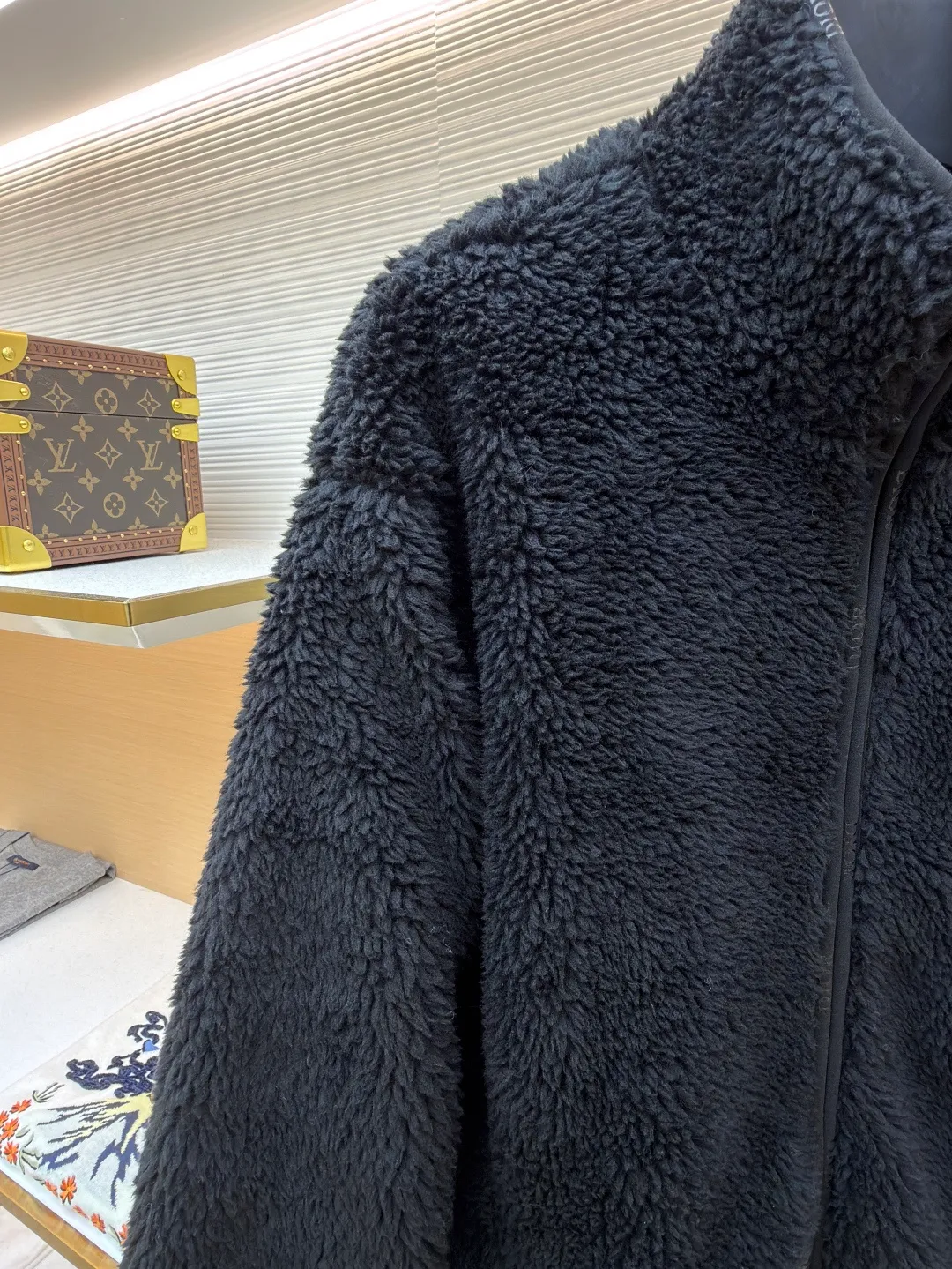 Dior x descentn ski jacket ●Original version: Purchased and developed by 23775 ●Item number: 1681706-B70 ●Fabric: polyester fiber fabric ●Technology: Positioning cutting machine production ●Color: black ●Version: fitted version ●Weight: about 745 grams ●Size: S-M-L-XL ●Description: This Dior plush zipper jacket adopts a loose fit design, which is comfortable to wear and has excellent warmth retention. The fabric is made of high-quality imitation sherpa material, which has a soft and delicate feel, good warmth retention and breathability. Ready-to-wear garments are made using precision cutting techniques to ensure the overall shape is three-dimensional and crisp. The brand logo and decorative pattern on the chest are embossed, and the pattern is clear and three-dimensional, highlighting the high-end quality of the brand. The details of the zippers and pockets are exquisite, the overall wiring is neat, and the stitching is fine and firm. The high collar design not only increases warmth, but also adds fashion to the overall look. Whether it is daily wear or outdoor activities, it can be easily controlled, perfectly interpreting the luxury and functionality of the Dior brand. The overall wiring is straight and delicate, the fabric is comfortable and soft, and the color is consistent without color difference. It can be matched with the same style to create a fashionable look and control various occasions. Customized accessories, complete with three standards, same style for men and women!