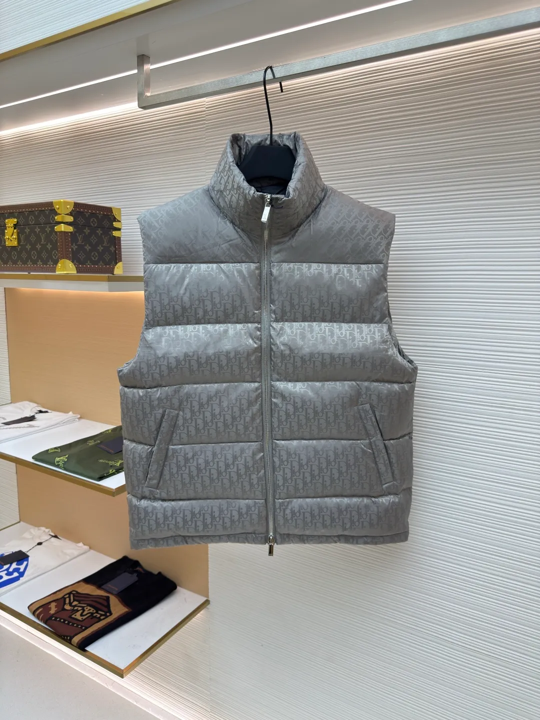 Dior oblique dark pattern old flower stand collar vest ●Original version: purchased and developed by 18139 ●Item number: 1680758-B90 ●Fabric: down fabric ●Technology: full-width jacquard production ●Version: fitted version ●Weight: about 750 grams ●Size: 46-48-50-52-54-56 ●Description: This is a down with ultra-complex craftsmanship. The customization cycle of the fabric is as long as 50 days. Based on the original fabric, laser jacquard makes the whole piece concave and convex, with a stronger three-dimensional effect and a more obvious 3D effect. ✨This fabric has a good hand feel, and the dark pattern presbyopia on it is very low-key. The fabric shows a dark luster and is extremely waterproof! The real texture is more perfect, custom-woven high-density satin nylon material and dark jacquard weave, simple and refreshing, thick and fluffy, super three-proof fabric, waterproof, stain-proof and dust-proof! ✨ Full-width jacquard LOGO, ultra-high-end luxury and style. The handsomeness and eye-catching index of the upper body are absolutely NO. 1. Fully custom-woven jacquard LOGO technology fabric, high-density polyester fiber. It is a new type of heat-insulating and light-weight fabric. It has a light texture, delicate and soft warmth and breathability. Especially the LOGO jacquard produces different light and dark interweaving under different lights! The overall wiring is straight and delicate, the fabric is comfortable and soft, and the color is consistent without color difference. It can be matched with the same style to create a fashionable look and control various occasions. Customized accessories, complete with three standards, same style for men and women!