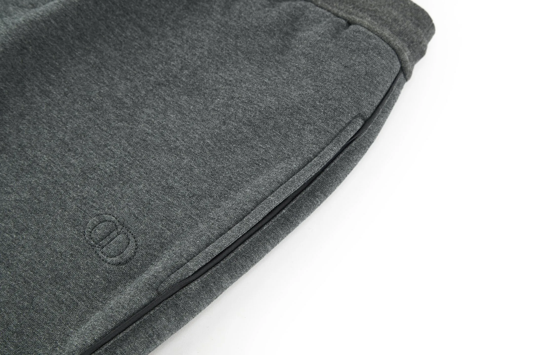 🅿️420 CD 25FW solid color trousers with logo embroidery (dark gray). The original version was purchased and developed for 19,500. The fabric is made of 380g terry fleece fabric and the fabric is made of long yarn Pima cotton original customized floral gray. The thread adopts 2*2 double yarn thread, and the thread is made of pure yarn. It can fix the fabric at high temperature and not deform after long-term wear. The embroidery uses internal double-needle embroidery method, and the reverse side is embroidered to create a seam effect. The zipper adopts original authentic YKK rubber tooth zipper. These CD Icon semi-grip trousers give a classic piece a modern twist. Crafted from gray cotton fleece in an oversized fit, it's uniquely embellished with debossed CD icon embroidery. Can be paired with the same style POLO zippered sweatshirt to create a distinctive modern look. Decorated with debossed embroidered CD icon, ribbed waistband and wide opening. 100% cotton. Size:S-M-L-XL