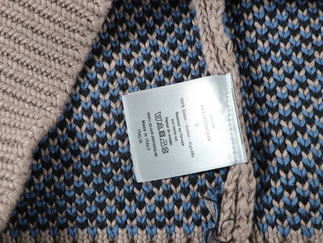🅿️260 CD jacquard cardigan sweater ⚠️Original purchase price 12560💰, the wool is knitted by a 7-needle imported machine, and the yarn is dyed with wool content. The pattern is restored after 3 times of pattern making. The original developed custom yarn. Customized accessories. The whole body is decorated with DIOR AND CACTUS JACK Oblique printing. Ribbed round neck, cuffs and hem. Size XS S M L