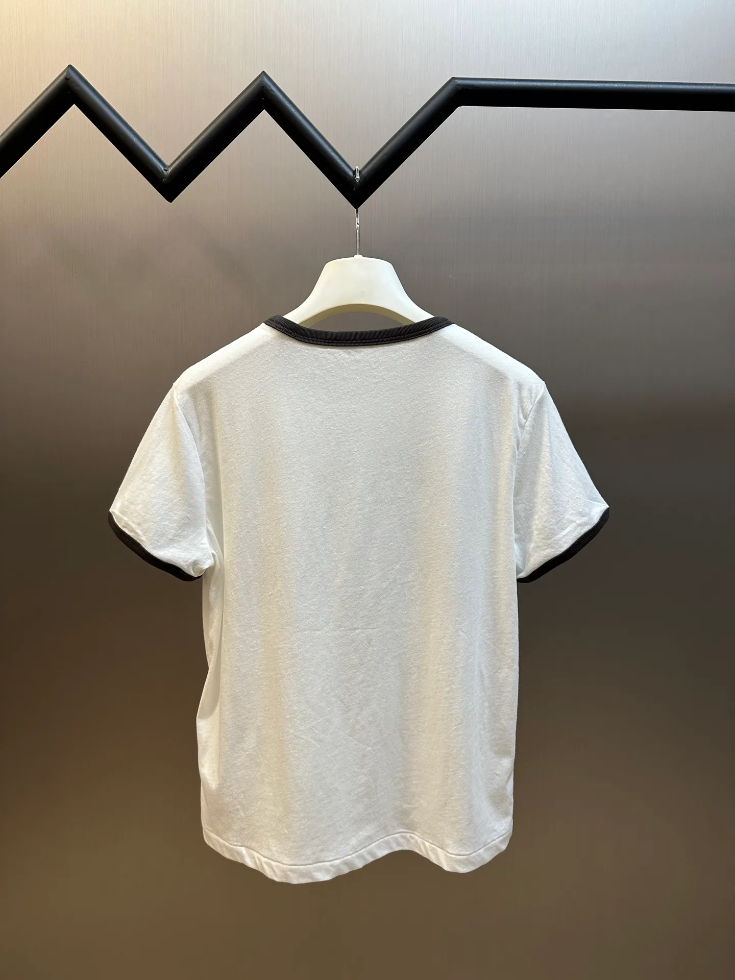 🅿️300 Women's Dior No. 8 Racing Element Printed Short Sleeves This T-shirt is carefully made of white cotton jersey fabric and decorated with the racing element No. 8 logo on the front, creating a sophisticated and fashionable look.  size：s m l