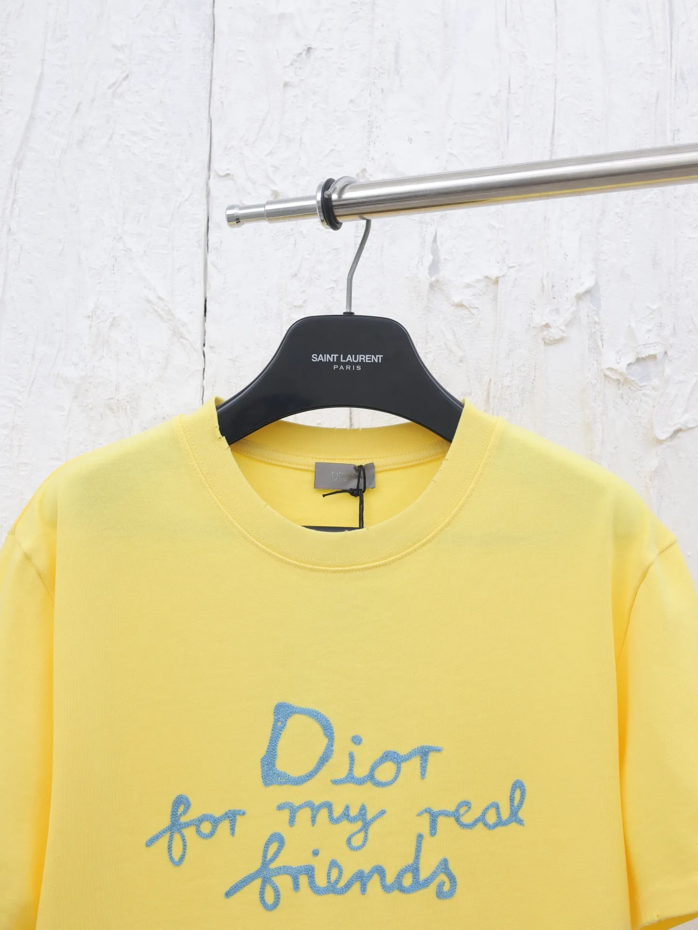 🅿️280 Dio*/Dior 25 spring and summer new short-sleeved T-shirt with letter embroidery logo. Customized 32 pieces of 280g combed fabric, original craft thread. Designed with letter logo embroidery technology, simple and elegant, easy and versatile, classic silhouette with ribbed round collar. Collar, sleeves and hem are embellished with burnt flower effect to enhance style. Casual tailoring, can be paired with bottoms of the same season to create a fashionable look. Size: S/M/L/XL