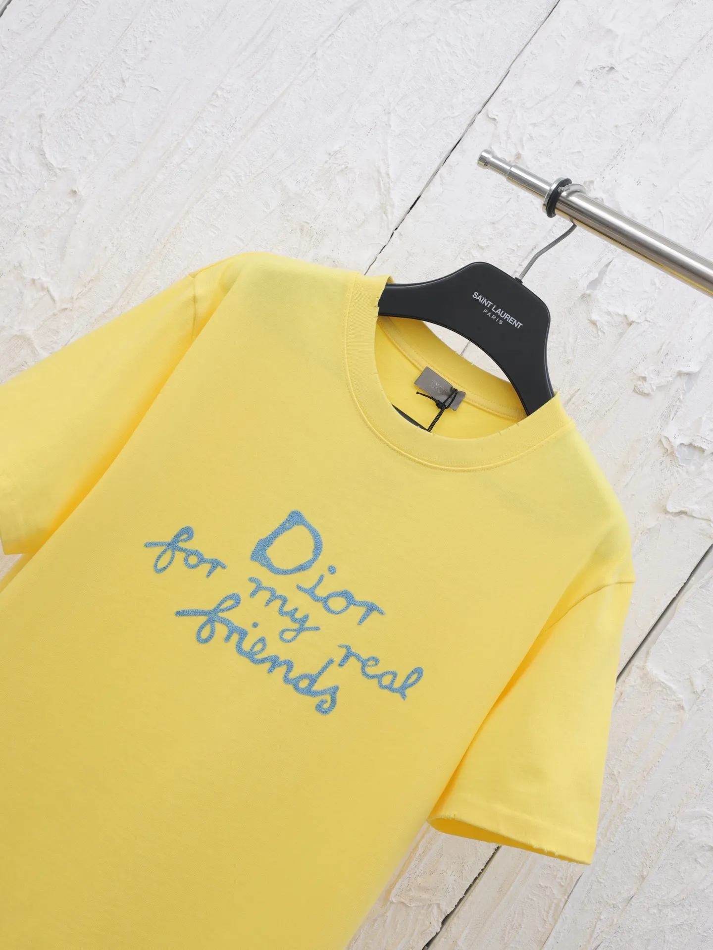 🅿️280 Dio*/Dior 25 spring and summer new short-sleeved T-shirt with letter embroidery logo. Customized 32 pieces of 280g combed fabric, original craft thread. Designed with letter logo embroidery technology, simple and elegant, easy and versatile, classic silhouette with ribbed round collar. Collar, sleeves and hem are embellished with burnt flower effect to enhance style. Casual tailoring, can be paired with bottoms of the same season to create a fashionable look. Size: S/M/L/XL