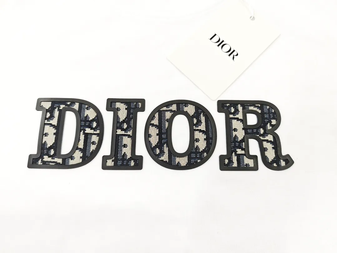 🅿️170 Dior 2025 new three-dimensional silicone patch letter logo, same style for men and women, short-sleeved T-shirt ·Customized 280g 100% double yarn pure cotton fabric ·Design dyed 32 counts double-strand thread ·Collar label, hangtag, main mark and three labels complete Color: White Size: XS S M L