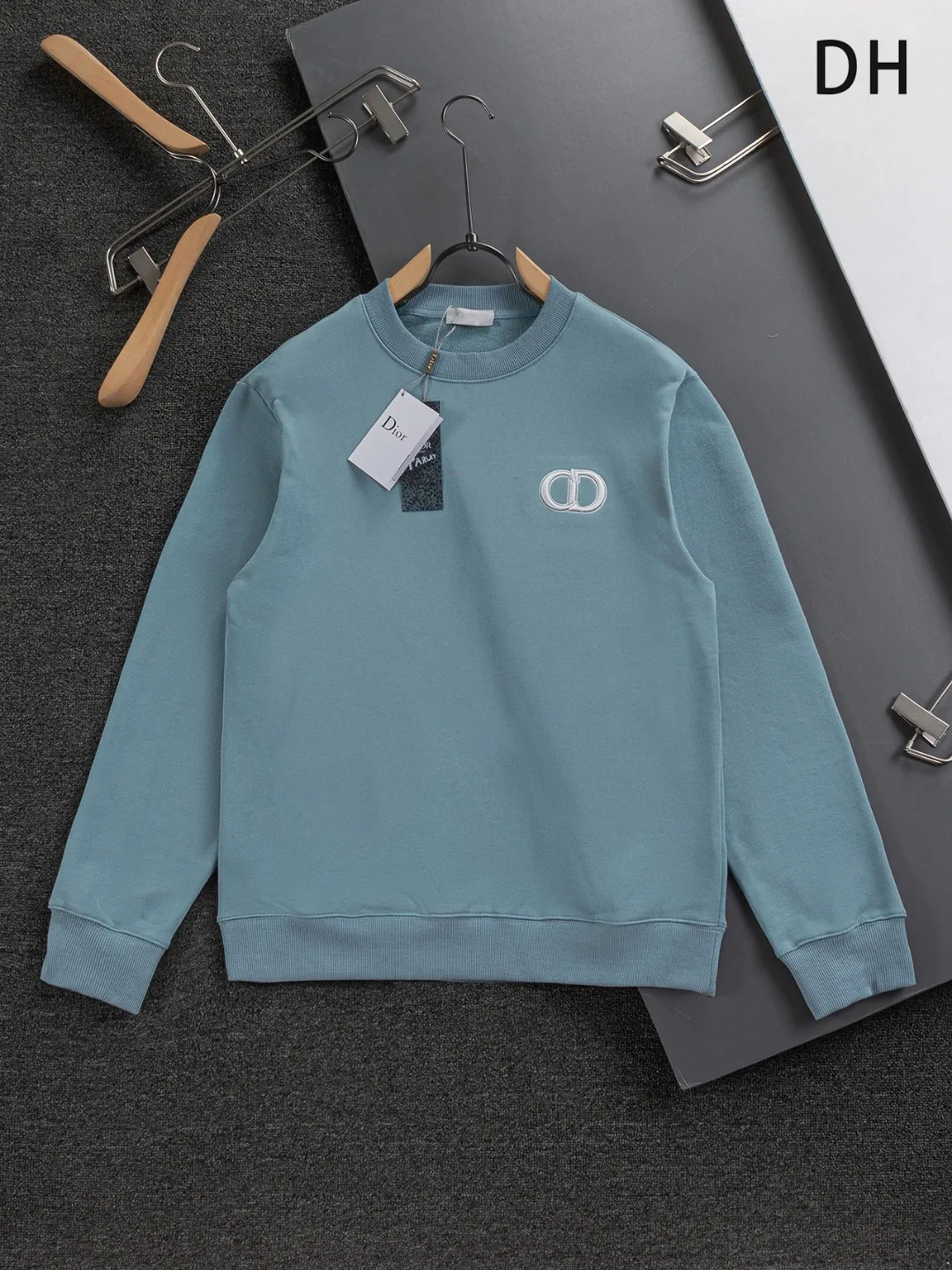 🅿️280 Dior Dior micro wide version CD micro wide version S-Xl 25ss autumn and winter sweatshirt, forever unbeatable, classic style, permanent boutique, counter timeless classic washed style, CD letter logo on chest🪡 embroidery, neckline, sleeve hem, washed heavy craftsmanship logo pattern, heavy craftsmanship, same style for men and women, short-sleeved T-shirt, cotton blended terry jersey fabric, original development This is from the 2025 beachwear limited series. The full-logo jacquard towel highlights the classic Obliave flower. It is matched with an S-shaped round neck and topstitching. It is unique. The whole body is decorated with obliqve jacquard. The ribbed round neck is matched with V-shaped topstitching. Customized accessories. The whole body is customized and developed according to the Y-panel... Complete with three standards, it can control various styles and pay tribute to Dior's historic year! Coupled with the blessing of full-flower cotton material, both the upper body comfort and the existence are unparalleled. It can be said to be a must-have companion in summer. The excellent breathability and comfortable wearing feeling are unparalleled~ Recommended! ! Same style for men and women! Color: Black White Lake Blue Size: S-XL Size chart: S: Shoulder width 55-Bust 56-Length 71.5 M: Shoulder width 56.5-Bust 58-Length 73 L: Shoulder width 58-Bust 60-Length 74.5 XL: Shoulder width 59.5-Bust 62-Length 76