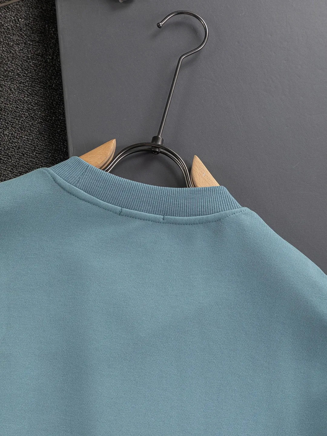🅿️280 Dior Dior micro wide version CD micro wide version S-Xl 25ss autumn and winter sweatshirt, forever unbeatable, classic style, permanent boutique, counter timeless classic washed style, CD letter logo on chest🪡 embroidery, neckline, sleeve hem, washed heavy craftsmanship logo pattern, heavy craftsmanship, same style for men and women, short-sleeved T-shirt, cotton blended terry jersey fabric, original development This is from the 2025 beachwear limited series. The full-logo jacquard towel highlights the classic Obliave flower. It is matched with an S-shaped round neck and topstitching. It is unique. The whole body is decorated with obliqve jacquard. The ribbed round neck is matched with V-shaped topstitching. Customized accessories. The whole body is customized and developed according to the Y-panel... Complete with three standards, it can control various styles and pay tribute to Dior's historic year! Coupled with the blessing of full-flower cotton material, both the upper body comfort and the existence are unparalleled. It can be said to be a must-have companion in summer. The excellent breathability and comfortable wearing feeling are unparalleled~ Recommended! ! Same style for men and women! Color: Black White Lake Blue Size: S-XL Size chart: S: Shoulder width 55-Bust 56-Length 71.5 M: Shoulder width 56.5-Bust 58-Length 73 L: Shoulder width 58-Bust 60-Length 74.5 XL: Shoulder width 59.5-Bust 62-Length 76