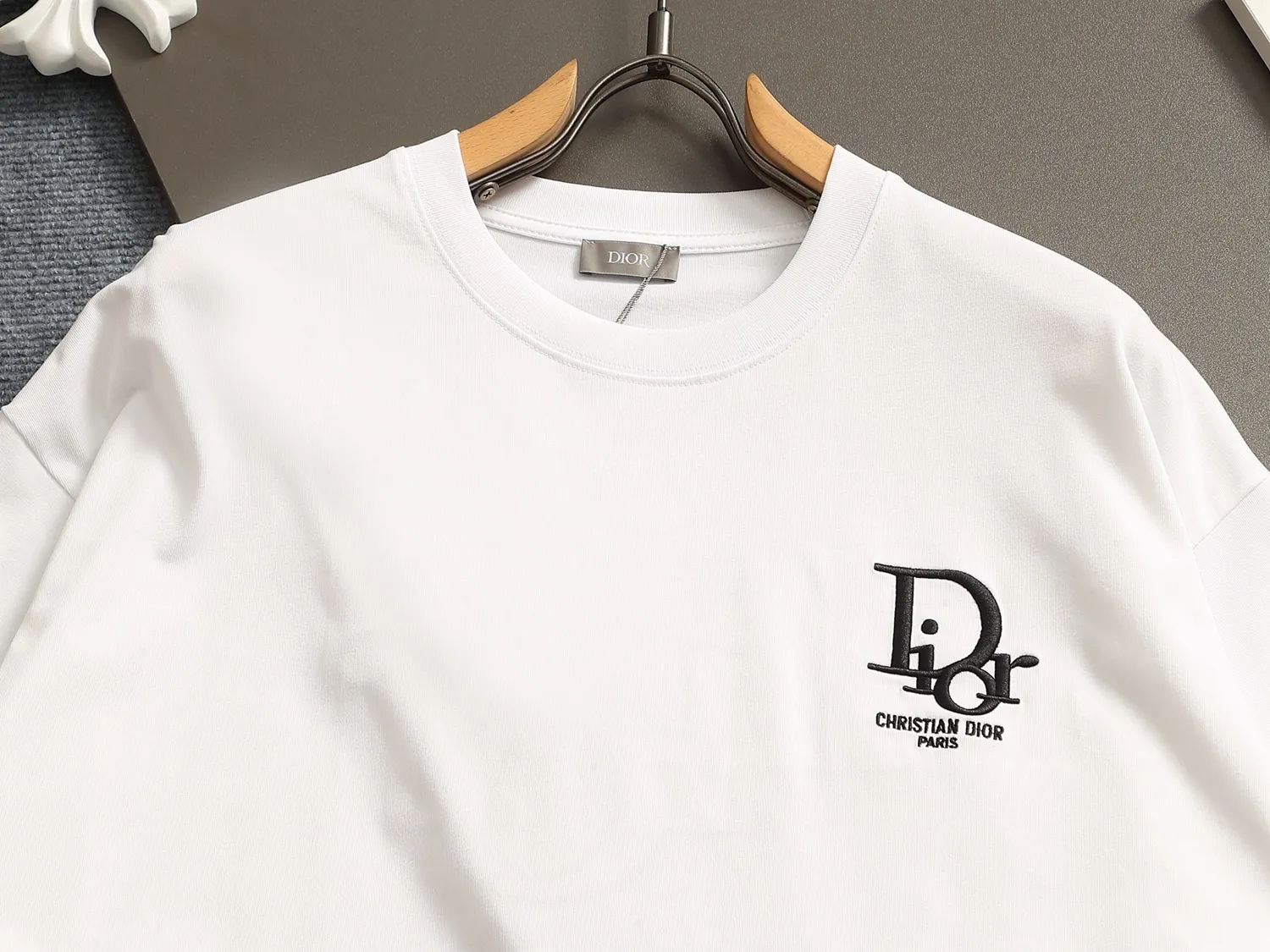 🅿️170 Dior CD micro-wide version XS-L CD 25SS new products are on sale simultaneously on the official website logo printing 🪡 embroidered logo pattern As the leader in the luxury world, the D family is well-deserved. The first thing that catches the eye is the loose and comfortable black and white solid color version of the piece we are going to talk about today. The ribbed round collar has become the best modification of its version, and the D family has the upper body LOGO listed on the front, and the unique embroidery design of the letter logo patch highlights the texture! The most traditional modification method combined with the simplest color scale contrast forms the strongest and direct contrast, and this is often the most concise and clear minimalist modification method~~A nostalgic classic atmosphere also spreads in this work inadvertently! ! The CD logo patch embroidery on the front is a unique tribute to Dior's historic year! Coupled with the blessing of 270 grams of cotton material, both the upper body comfort and the existence are unparalleled. It can be said to be a must-have companion in summer. The excellent breathability and comfortable wearing feeling are unparalleled~ Recommended! ! Color: Black White Two-tone Size: XS S M L Size chart: