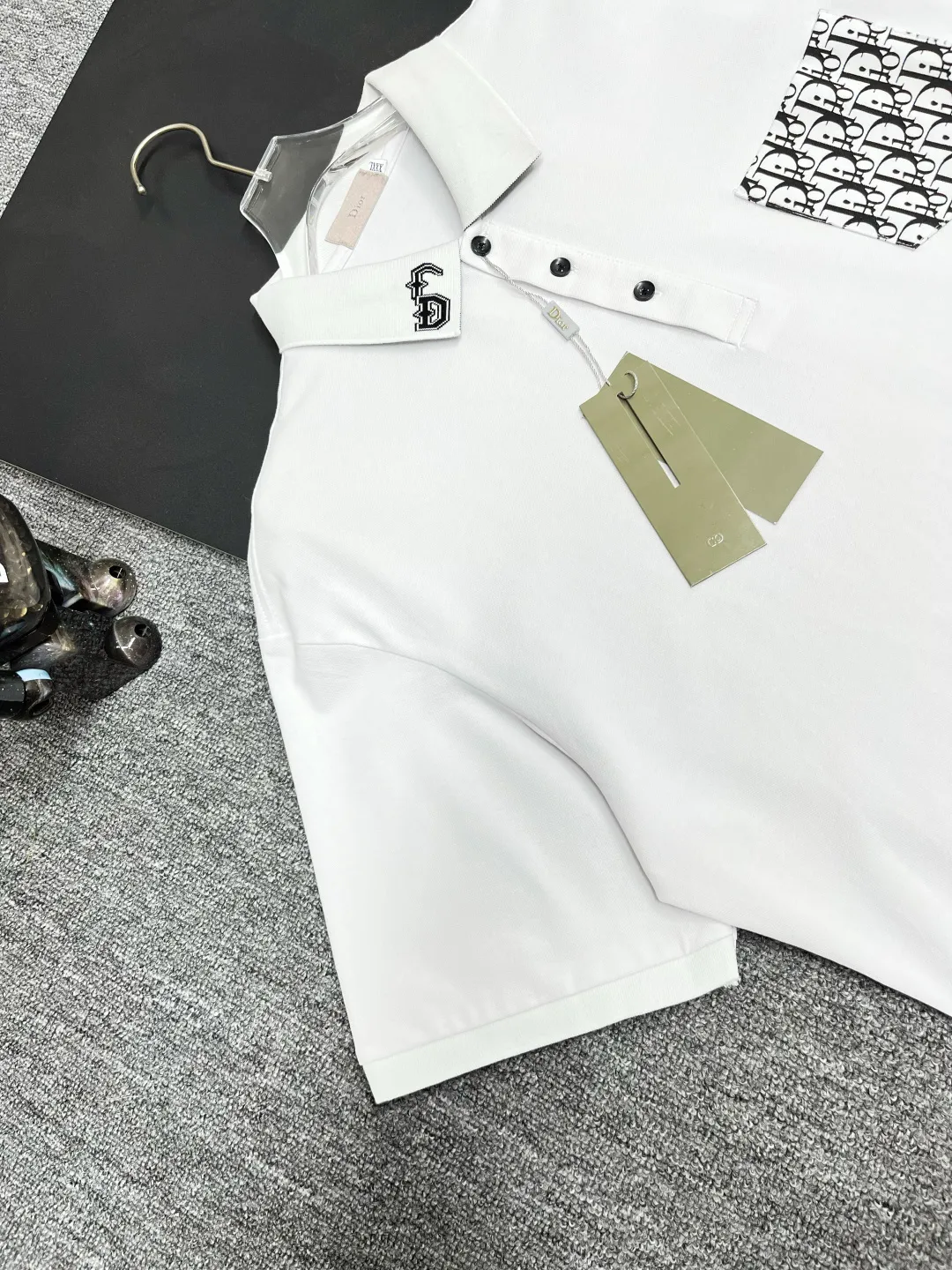 🅿️220 DIOR Dior Pocket New Polo Shirt Original fabric Original customized accessories Official same style Made of 210 grams of mercerized pique fabric, customized same vat dyed fabric Very comfortable and smooth to the touch Very wide and stylish Produced by a first-line brand OEM factory Imported Behringer embroidery machine The embroidery is full and textured The collar ribs are woven with imported yarn and will not deform after long-term wear The latest style for spring and summer, fashionable and individual Super versatile and good-looking. It is very suitable for both men and women. It is a must-have item. Color: black, white, gray. Size: M-3XL
