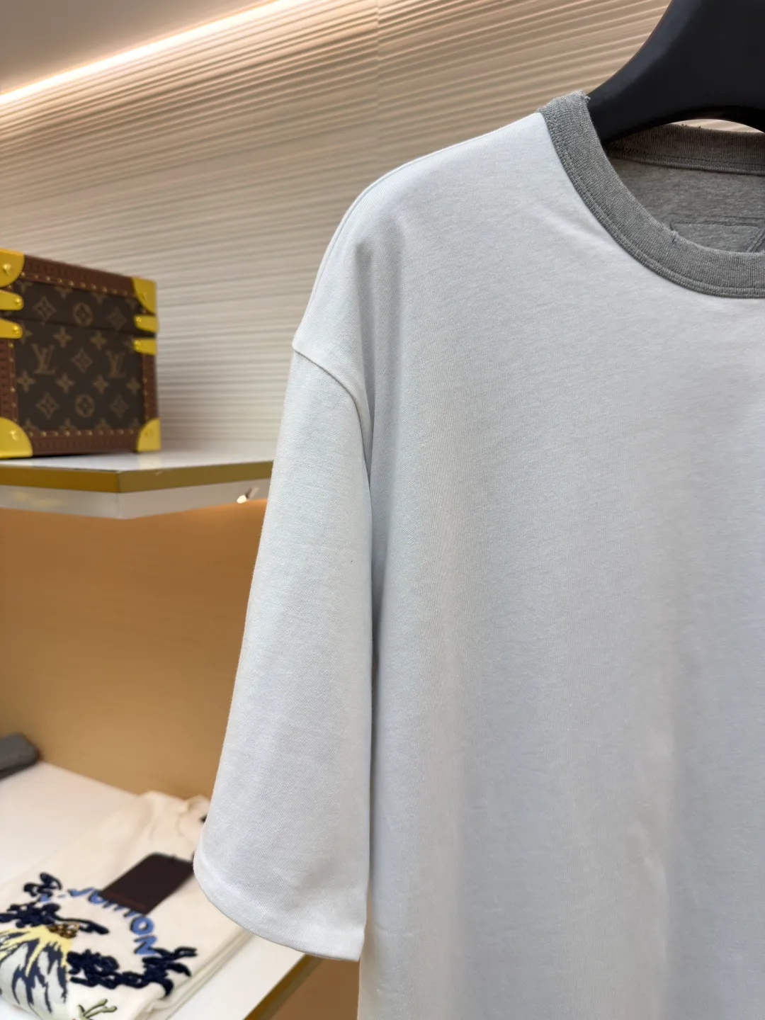 Prada double-sided design logo short sleeves ●Original version: Purchased and developed at 9150 ●Item number: 1682528-A15 ●Material: Velvet-feel plain cotton fabric ●Technology: Precision splicing and seaming production ●Color: Gray ●Version: Fitted version ●Weight: about 280 grams ●Size: S-M-L-XL ●Description: Customized velvet-feel plain cotton, soft and delicate, comfortable and close to the skin, twin aesthetics of gray and white interweaving Wearing the minimalist philosophy of two souls, the cloud white on the front uses Prada label details to define high-end restraint. The contrasting rib collar locks all eyes. The high-grade gray on the back uses the back triangle to highlight the essence of the brand. It is a quiet but unignorable presence. Combined with the frayed design, it is sublimated, filled with artistic atmosphere, double-sided elegance, and leads the trend. Precise splicing and seaming technology uses advanced sewing technology and equipment to ensure that the splicing of each short sleeve is smooth and tight, with smooth lines, and there will be no gaps inside and outside. The neckline is sewn using a computerized double-needle sewing process, using an advanced control system to sew two parallel stitches at the same time. Ensure that the size and shape of the neckline remain consistent, and use positioning and manual fraying. Local friction and wear on the fabric through manual operation will cause a natural damage effect on the surface of the fabric. The overall wiring is straight and delicate, the fabric is comfortable and soft, and the color is consistent without color difference. It can be matched with the same style to create a fashionable look and control various occasions. Customized accessories, complete with three standards, same style for men and women!