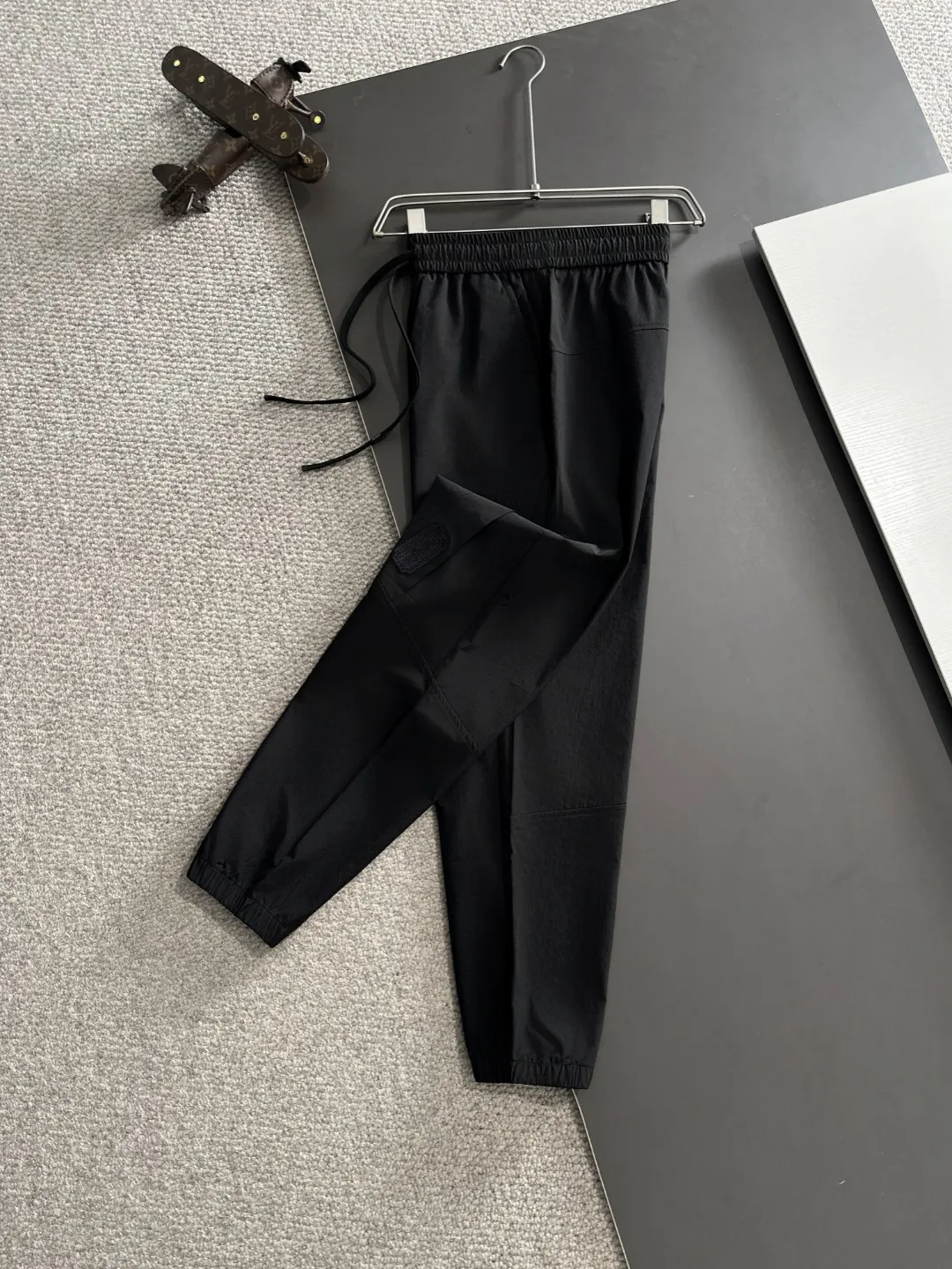 🅿️400 next day shipping Dior 2025 spring and summer new elastic band casual pants, thin counter custom fabrics, high breathability and comfort, impeccable details, brand element design concept, reflecting high quality. It feels delicate and soft! It presents a casual cut and the upper body shape is great! Size: M-4XL