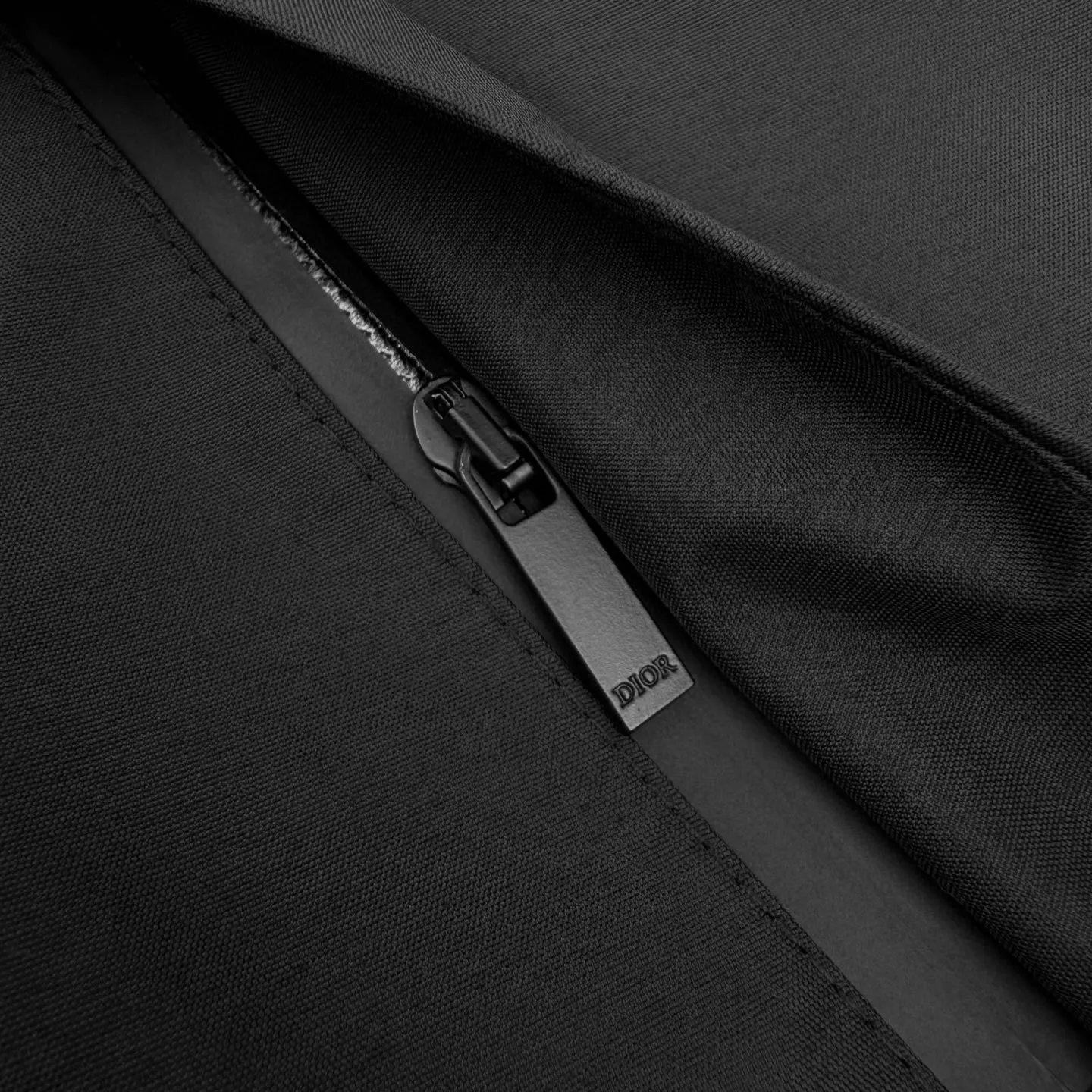 🅿️610 [Exclusive supply] CD Diamond logo reflective printed jacket. Original purchase of 38,000 developed. The fabric is made of customized obsidian intelligent laminated technical silk. It is windproof, rainproof and sweat-resistant. It has three-proof barrier. It has excellent texture. It is based on pure black and sets a versatile tone. The Dior Diamond logo on the front is presented in a simple and exquisite form. It complements the eye-catching Dior logo on the back. When the light falls, Instantly shine brightly. Between order and function, build a minimalist protective aesthetic. Dynamic elegance. Use a pioneering attitude to interpret a new realm of sports aesthetics. Infrared positioning heat transfer technology. Infrared positioning CD Diamond position is more precise. Use heat transfer materials for processing. Bake the fabric to fix the printing pattern. Add fluorescent powder in the offset printing process. Let creativity and inspiration shine. Fluid lamination technology. The liquid adhesive strip is set by condensation. Form an invisible fluid sealing line at the seam of the fabric. The three-dimensional folds use gradient glue technology and achieve waterproof sealing. Functionality and aesthetics are symbiotic. The template machine opens the bag. The preset template guides the position, shape and size of the bag opening. The accuracy ensures the quality of the bag opening effect. Size:44-46-48-50