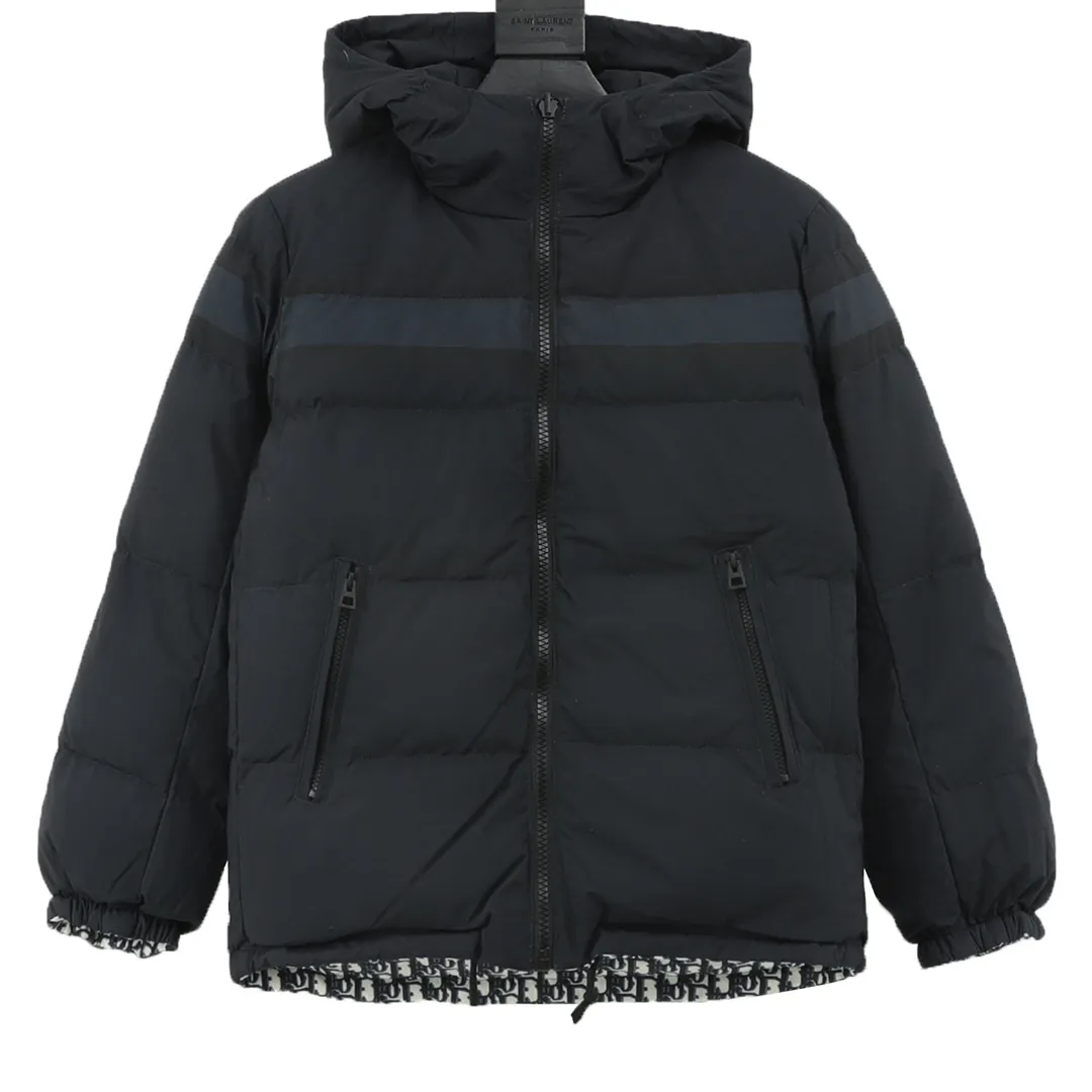 🅿️1360 Dior/Dior classic all-over printed presbyopic reversible down jacket The original 17,000 purchased sample garments are printed using the new international standard 90 white duck down (detectable) with a fill power of 700. Each piece of down is no less than 330 grams, 100% filled, pure down. In order to distinguish the hand-filled down from small workshops, we uniformly choose to use MCGS machine filling, based on the filling quantity of each piece, the fill power of the down stirring, and the 900-density double-layer liner cloth of the down liner comes with an anti-run down coating to maintain The down version also ensures that the down will not move after dry cleaning. The inner lining is 900-density and comes with an anti-feather coating. The cuffs and collar are all made of original Velcro, which is durable. The accessories and hardware are all custom-made from the original factory. Details determine the quality. Customized double-sided printed fabrics. It took 60 days to perfectly restore the overall presbyopic LOGO positioning. It has a super soft feel. The exquisite pattern design is arranged and positioned by computer. The fabric is soft and anti-static. Feel free to compare with the market version. Size:S-XXL
