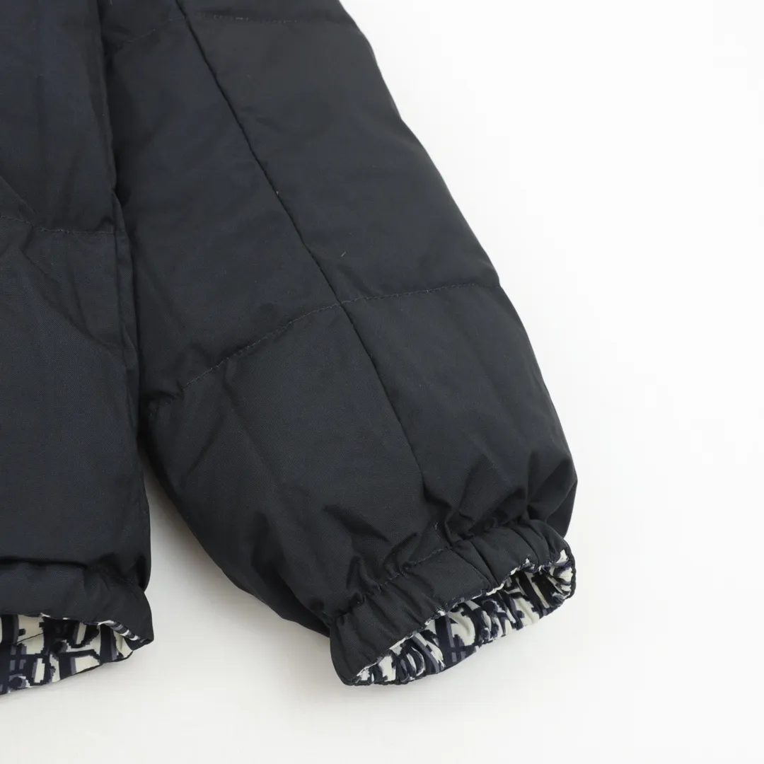 🅿️1360 Dior/Dior classic all-over printed presbyopic reversible down jacket The original 17,000 purchased sample garments are printed using the new international standard 90 white duck down (detectable) with a fill power of 700. Each piece of down is no less than 330 grams, 100% filled, pure down. In order to distinguish the hand-filled down from small workshops, we uniformly choose to use MCGS machine filling, based on the filling quantity of each piece, the fill power of the down stirring, and the 900-density double-layer liner cloth of the down liner comes with an anti-run down coating to maintain The down version also ensures that the down will not move after dry cleaning. The inner lining is 900-density and comes with an anti-feather coating. The cuffs and collar are all made of original Velcro, which is durable. The accessories and hardware are all custom-made from the original factory. Details determine the quality. Customized double-sided printed fabrics. It took 60 days to perfectly restore the overall presbyopic LOGO positioning. It has a super soft feel. The exquisite pattern design is arranged and positioned by computer. The fabric is soft and anti-static. Feel free to compare with the market version. Size:S-XXL