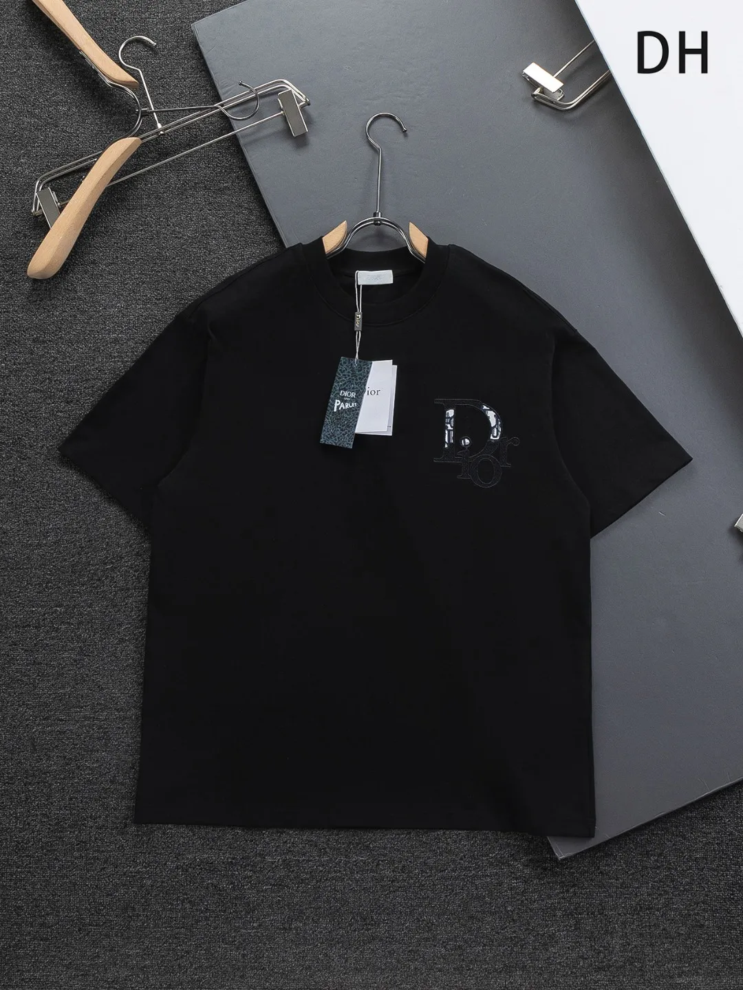 🅿️190 DIOR Dior Dior CD micro wide version S-XL Dior 26ss official website is always unbeatable classic style permanent boutique counter eternal co-branded CD letters on the chest 🪡 embroidery + simple CD letters large logo on the back panel 🪡 embroidered logo heavy craftsmanship same style short-sleeved T-shirt, cotton blended terry jersey fabric, original development This is from the 2025 beachwear limited series. The full-logo jacquard towel highlights the classic Obliave flower. It is matched with an S-shaped round neck and topstitching. It is unique. The whole body is decorated with obliqve jacquard. The ribbed round neck is matched with V-shaped topstitching. Customized accessories. The whole body is customized and developed according to the Y-panel... Complete with three standards, it can control various styles and pay tribute to Dior's historic year! Coupled with the blessing of full-flower cotton material, both the upper body comfort and the existence are unparalleled. It can be said to be a must-have companion in summer. The excellent breathability and comfortable wearing feeling are unparalleled~ Recommended! ! Same style for men and women! Color: Black White Size: S-XL Size chart: S: Shoulder width 50-Bust 56-Length 70 M: Shoulder width 52-Bust 57-Length 72 L: Shoulder width 54-Bust 59-Length 74 XL: Shoulder width 56-Bust 62-Length 76