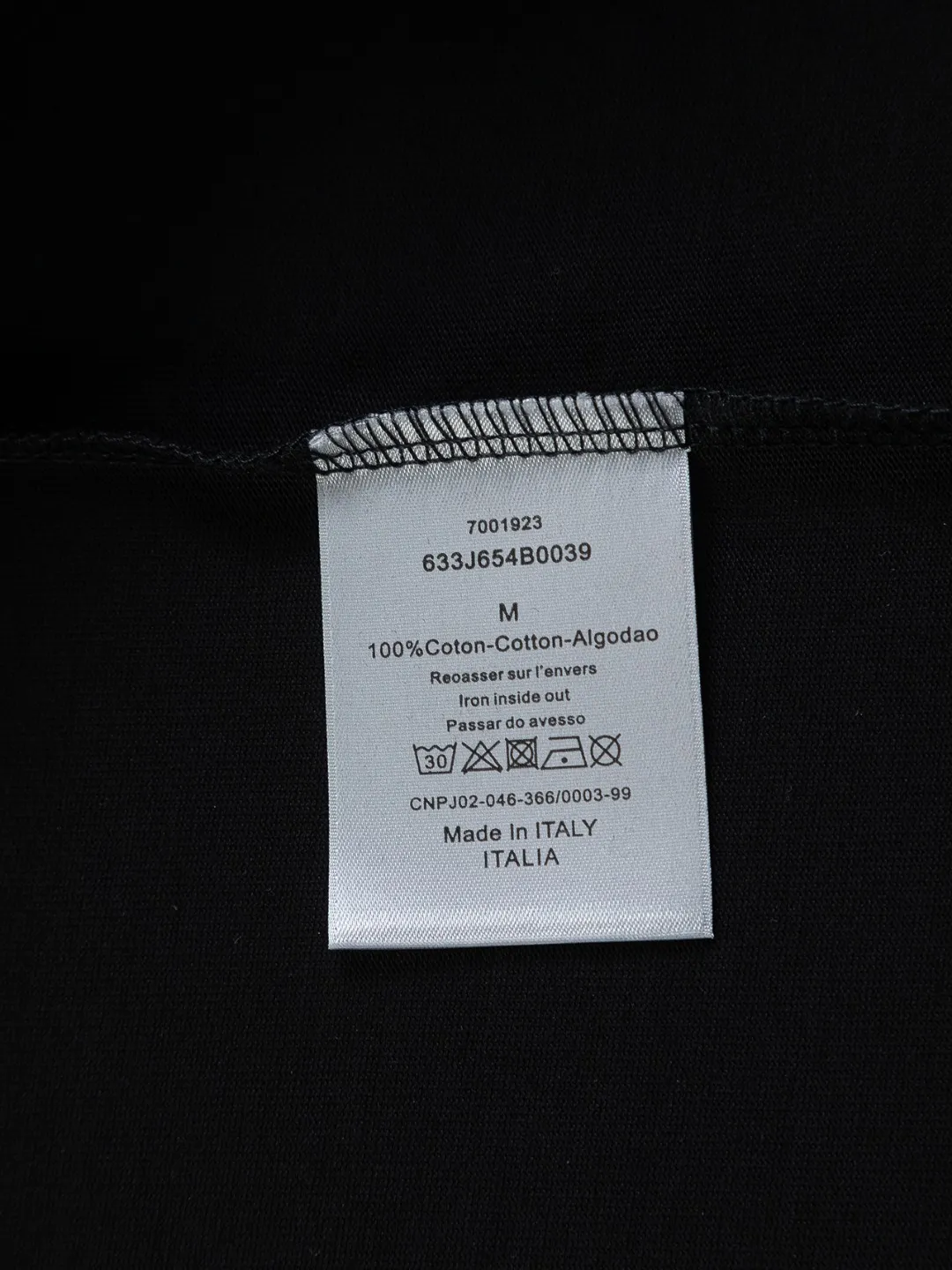 🅿️190 DIOR Dior Dior CD micro wide version S-XL Dior 26ss official website is always unbeatable classic style permanent boutique counter eternal co-branded CD letters on the chest 🪡 embroidery + simple CD letters large logo on the back panel 🪡 embroidered logo heavy craftsmanship same style short-sleeved T-shirt, cotton blended terry jersey fabric, original development This is from the 2025 beachwear limited series. The full-logo jacquard towel highlights the classic Obliave flower. It is matched with an S-shaped round neck and topstitching. It is unique. The whole body is decorated with obliqve jacquard. The ribbed round neck is matched with V-shaped topstitching. Customized accessories. The whole body is customized and developed according to the Y-panel... Complete with three standards, it can control various styles and pay tribute to Dior's historic year! Coupled with the blessing of full-flower cotton material, both the upper body comfort and the existence are unparalleled. It can be said to be a must-have companion in summer. The excellent breathability and comfortable wearing feeling are unparalleled~ Recommended! ! Same style for men and women! Color: Black White Size: S-XL Size chart: S: Shoulder width 50-Bust 56-Length 70 M: Shoulder width 52-Bust 57-Length 72 L: Shoulder width 54-Bust 59-Length 74 XL: Shoulder width 56-Bust 62-Length 76