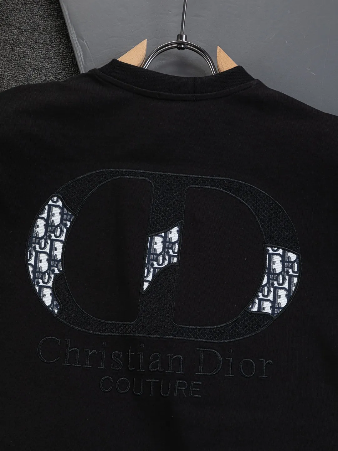🅿️190 DIOR Dior Dior CD micro wide version S-XL Dior 26ss official website is always unbeatable classic style permanent boutique counter eternal co-branded CD letters on the chest 🪡 embroidery + simple CD letters large logo on the back panel 🪡 embroidered logo heavy craftsmanship same style short-sleeved T-shirt, cotton blended terry jersey fabric, original development This is from the 2025 beachwear limited series. The full-logo jacquard towel highlights the classic Obliave flower. It is matched with an S-shaped round neck and topstitching. It is unique. The whole body is decorated with obliqve jacquard. The ribbed round neck is matched with V-shaped topstitching. Customized accessories. The whole body is customized and developed according to the Y-panel... Complete with three standards, it can control various styles and pay tribute to Dior's historic year! Coupled with the blessing of full-flower cotton material, both the upper body comfort and the existence are unparalleled. It can be said to be a must-have companion in summer. The excellent breathability and comfortable wearing feeling are unparalleled~ Recommended! ! Same style for men and women! Color: Black White Size: S-XL Size chart: S: Shoulder width 50-Bust 56-Length 70 M: Shoulder width 52-Bust 57-Length 72 L: Shoulder width 54-Bust 59-Length 74 XL: Shoulder width 56-Bust 62-Length 76