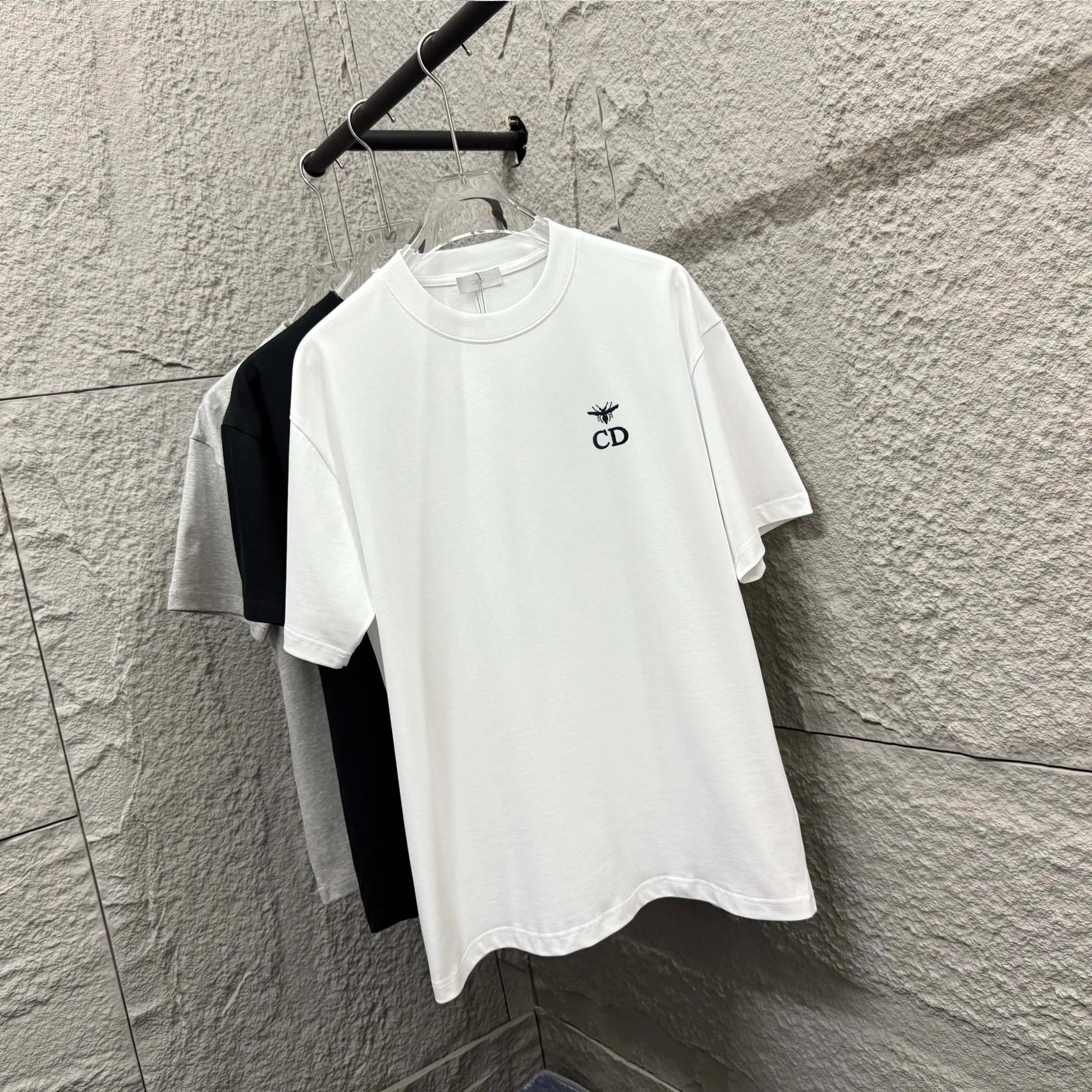 🅿️180 Dio*Dior* 2025 spring and summer style Classic CD little bee embroidery personalized logo Customized double yarn plain cotton fabric Short-sleeved T-shirt Unisex Size: S (90-130 catties) M (120-150 catties) L (140-165 catties) XL (160-180 catties) XXL (180-210 catties) Color: black white