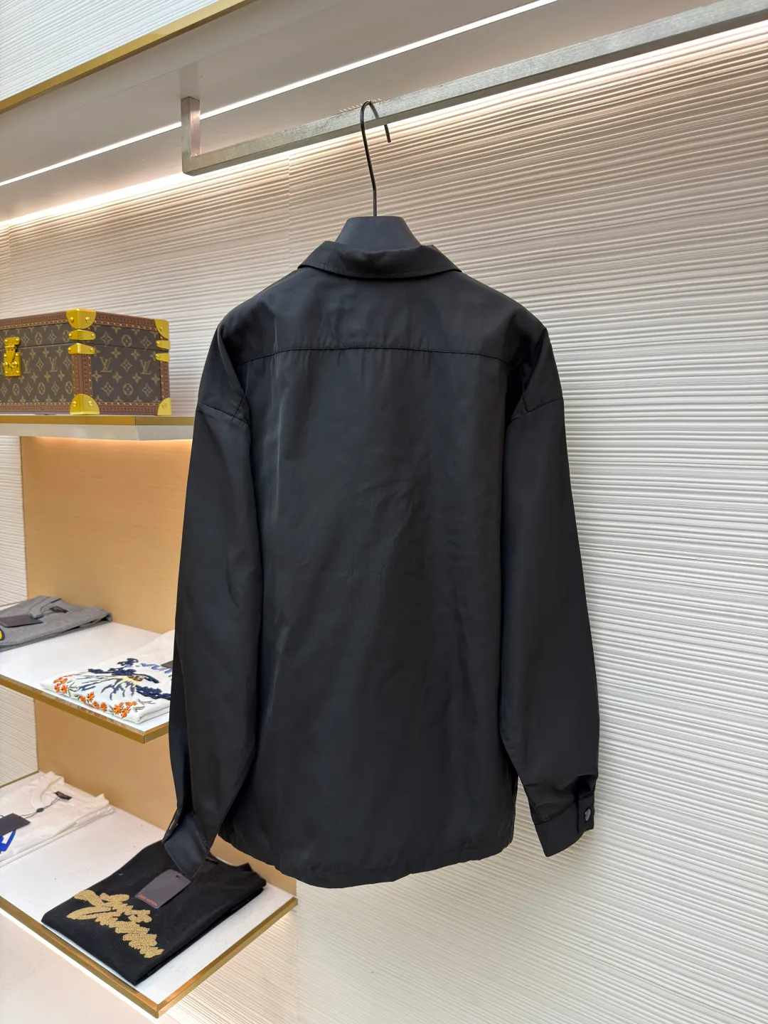 Prada solid color logo zipper lapel long-sleeved jacket ●Original version: purchased and developed by 7262 ●Item number: 1681635-B05 ●Fabric: nylon twill high-count and high-density windbreaker fabric ●Technology: Positioned cutting machine production ●Color: black ●Version: fitted version ●Weight: about 465 grams ●Size: S-M-L-XL ●Description: This Prada jacket is made of high-quality waterproof and windproof fabric, which feels crisp and breathable. The three-dimensional tailoring fits the body shape, and the lapel design with smooth zipper closure makes it neat and stylish to wear. The brand triangle metal logo on the chest highlights the brand identity, and the details are exquisite. The body of the garment has a rigorous structure, and the splicing uses flat-turn open-stitching technology. The stitches are even and flat, and the lines are clear and smooth. The pocket design is practical and beautiful, and the edges are reinforced to ensure durability. The elastic hems on the hem and cuffs are windproof, warm and flattering. The entire jacket embodies Prada's ultimate pursuit of quality and craftsmanship from fabric selection, tailoring to detail processing. It not only retains the elegant style of classic items, but also incorporates modern design language, making it suitable for a variety of occasions. The overall wiring is straight and delicate, the fabric is comfortable and soft, and the color is consistent without color difference. It can be matched with the same style to create a fashionable look and control various occasions. Customized accessories, complete with three standards, same style for men and women!