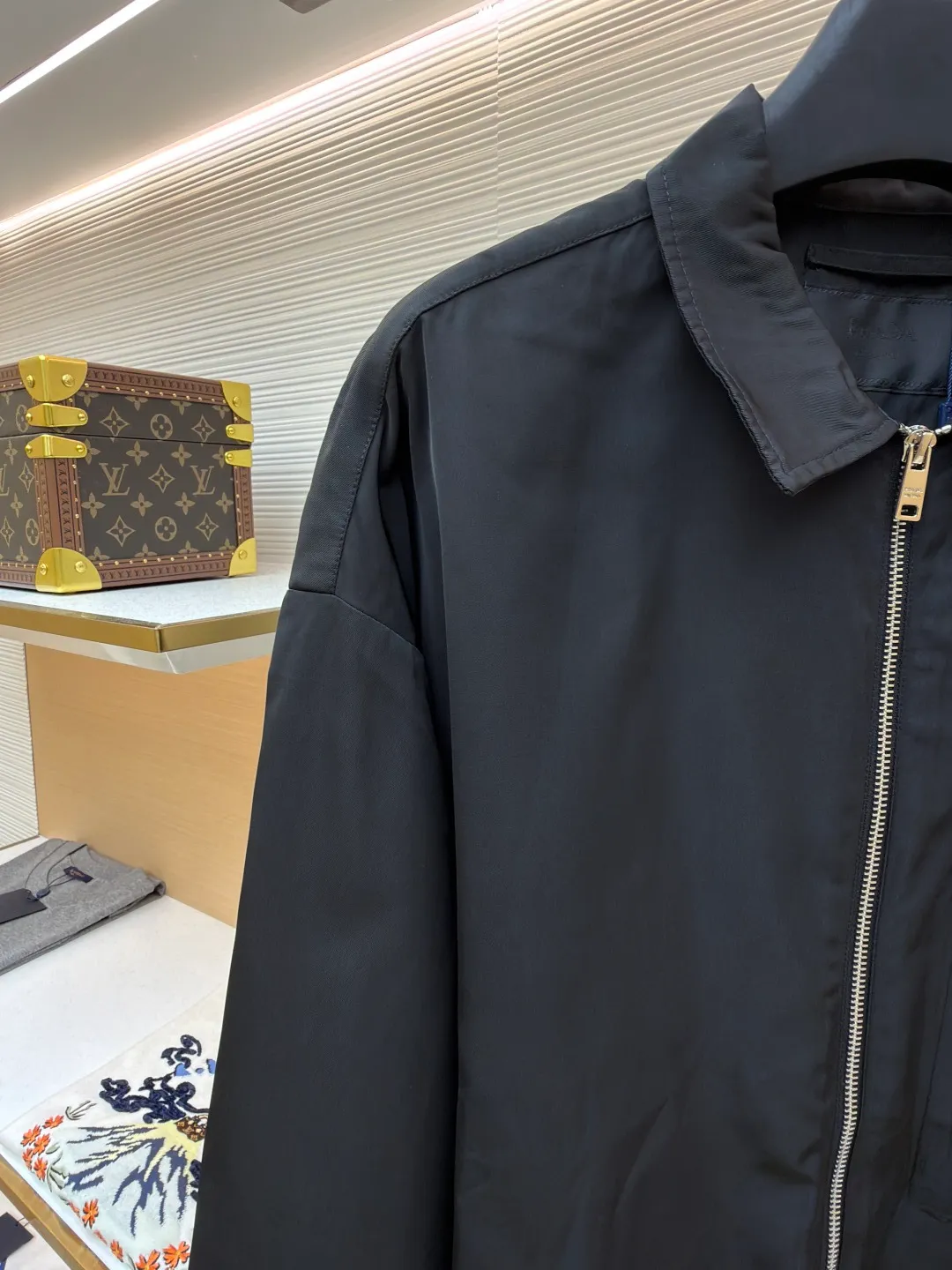 Prada solid color logo zipper lapel long-sleeved jacket ●Original version: purchased and developed by 7262 ●Item number: 1681635-B05 ●Fabric: nylon twill high-count and high-density windbreaker fabric ●Technology: Positioned cutting machine production ●Color: black ●Version: fitted version ●Weight: about 465 grams ●Size: S-M-L-XL ●Description: This Prada jacket is made of high-quality waterproof and windproof fabric, which feels crisp and breathable. The three-dimensional tailoring fits the body shape, and the lapel design with smooth zipper closure makes it neat and stylish to wear. The brand triangle metal logo on the chest highlights the brand identity, and the details are exquisite. The body of the garment has a rigorous structure, and the splicing uses flat-turn open-stitching technology. The stitches are even and flat, and the lines are clear and smooth. The pocket design is practical and beautiful, and the edges are reinforced to ensure durability. The elastic hems on the hem and cuffs are windproof, warm and flattering. The entire jacket embodies Prada's ultimate pursuit of quality and craftsmanship from fabric selection, tailoring to detail processing. It not only retains the elegant style of classic items, but also incorporates modern design language, making it suitable for a variety of occasions. The overall wiring is straight and delicate, the fabric is comfortable and soft, and the color is consistent without color difference. It can be matched with the same style to create a fashionable look and control various occasions. Customized accessories, complete with three standards, same style for men and women!