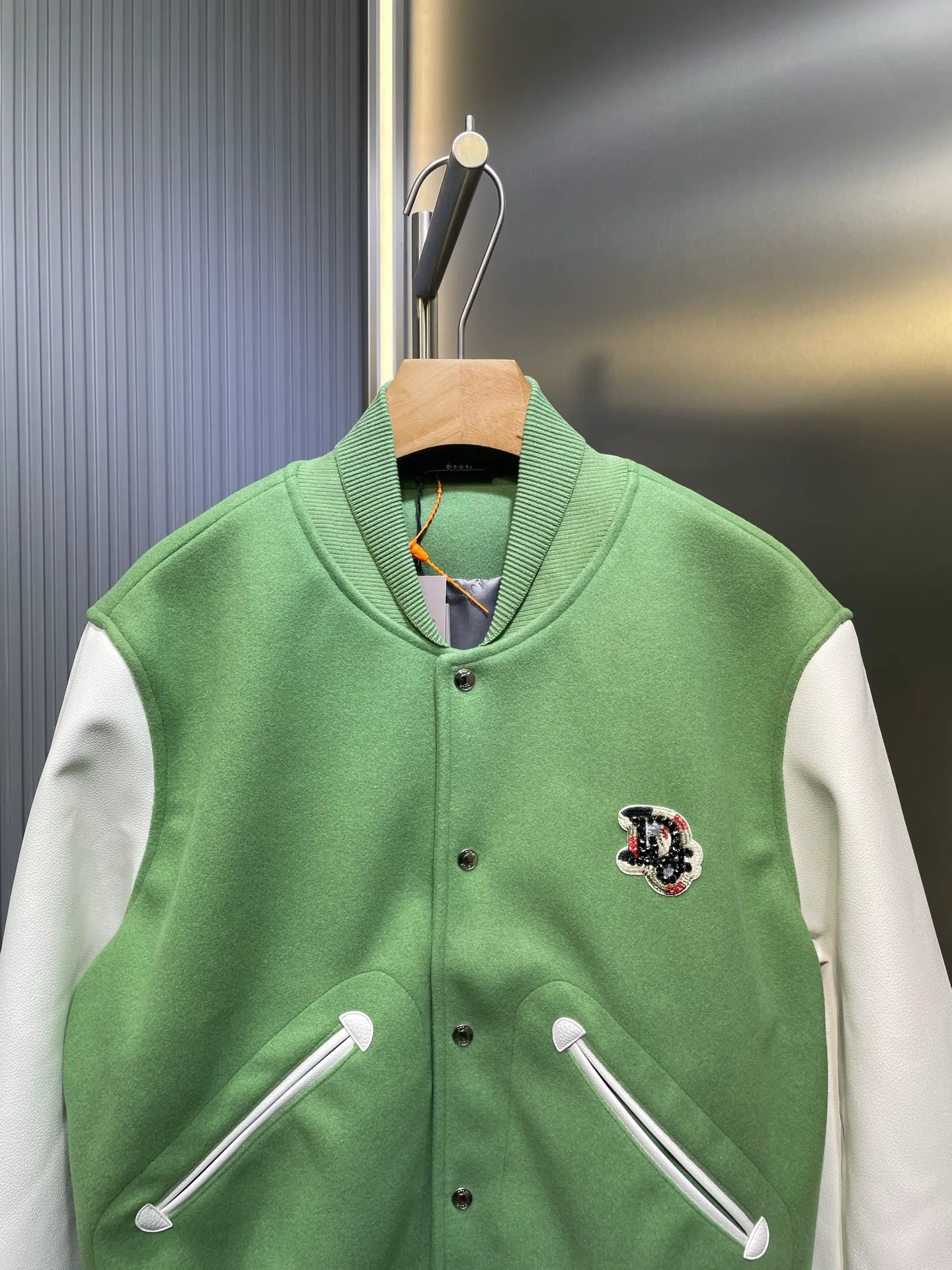 🅿️820 DIOR 🌟[Top Original] Letter Embroidered Wool Baseball Jersey Craft Description: Carefully crafted from leather, orange wool and cashmere blended fabrics, decorated with exquisite monogram haute couture-style patches, and decorated with multi-color cotton shapes hand-embroidered with mulberry silk thread, beads and imitation crystals, highlighting exquisite traditional craftsmanship. The overall wiring is straight and delicate, the fabric is comfortable and soft, and the color is consistent without color difference. It can be matched with the same style to create a fashionable look and control various occasions. Customized accessories, complete with three standards, same style for men and women! ⚠️Color: Green ⚠️Size: s-xl
