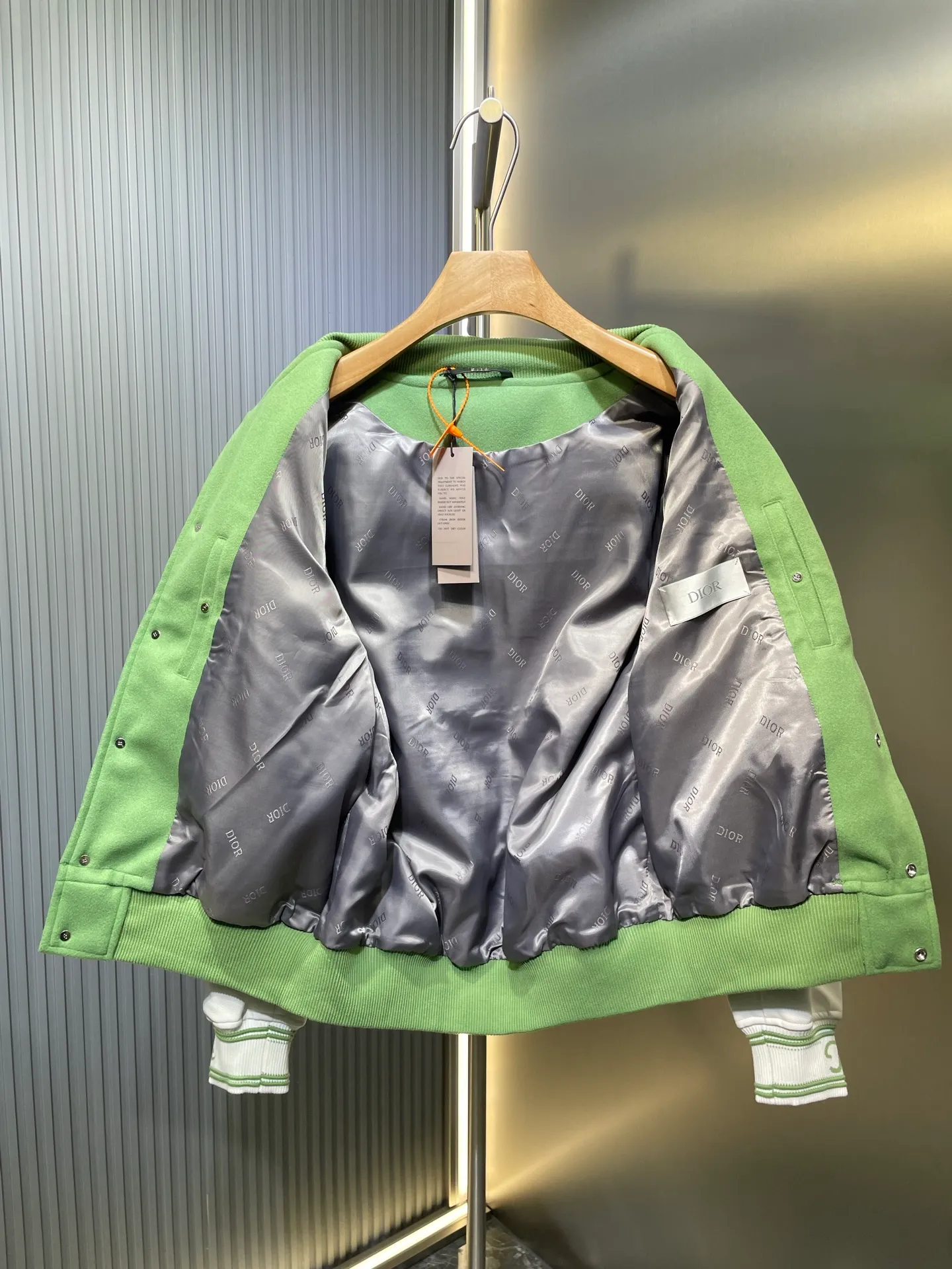 🅿️820 DIOR 🌟[Top Original] Letter Embroidered Wool Baseball Jersey Craft Description: Carefully crafted from leather, orange wool and cashmere blended fabrics, decorated with exquisite monogram haute couture-style patches, and decorated with multi-color cotton shapes hand-embroidered with mulberry silk thread, beads and imitation crystals, highlighting exquisite traditional craftsmanship. The overall wiring is straight and delicate, the fabric is comfortable and soft, and the color is consistent without color difference. It can be matched with the same style to create a fashionable look and control various occasions. Customized accessories, complete with three standards, same style for men and women! ⚠️Color: Green ⚠️Size: s-xl