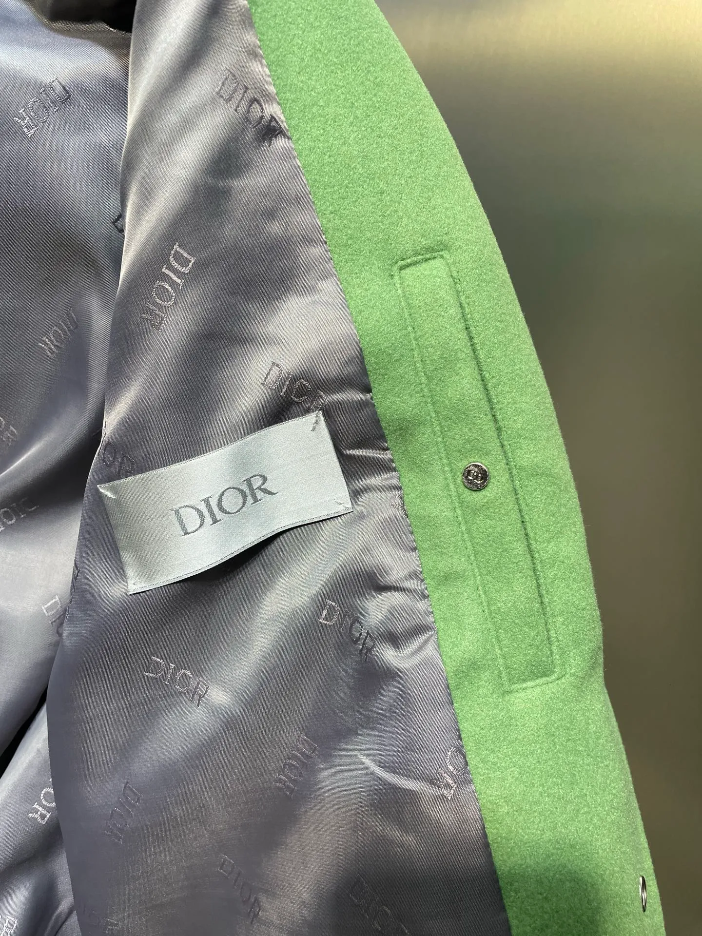 🅿️820 DIOR 🌟[Top Original] Letter Embroidered Wool Baseball Jersey Craft Description: Carefully crafted from leather, orange wool and cashmere blended fabrics, decorated with exquisite monogram haute couture-style patches, and decorated with multi-color cotton shapes hand-embroidered with mulberry silk thread, beads and imitation crystals, highlighting exquisite traditional craftsmanship. The overall wiring is straight and delicate, the fabric is comfortable and soft, and the color is consistent without color difference. It can be matched with the same style to create a fashionable look and control various occasions. Customized accessories, complete with three standards, same style for men and women! ⚠️Color: Green ⚠️Size: s-xl