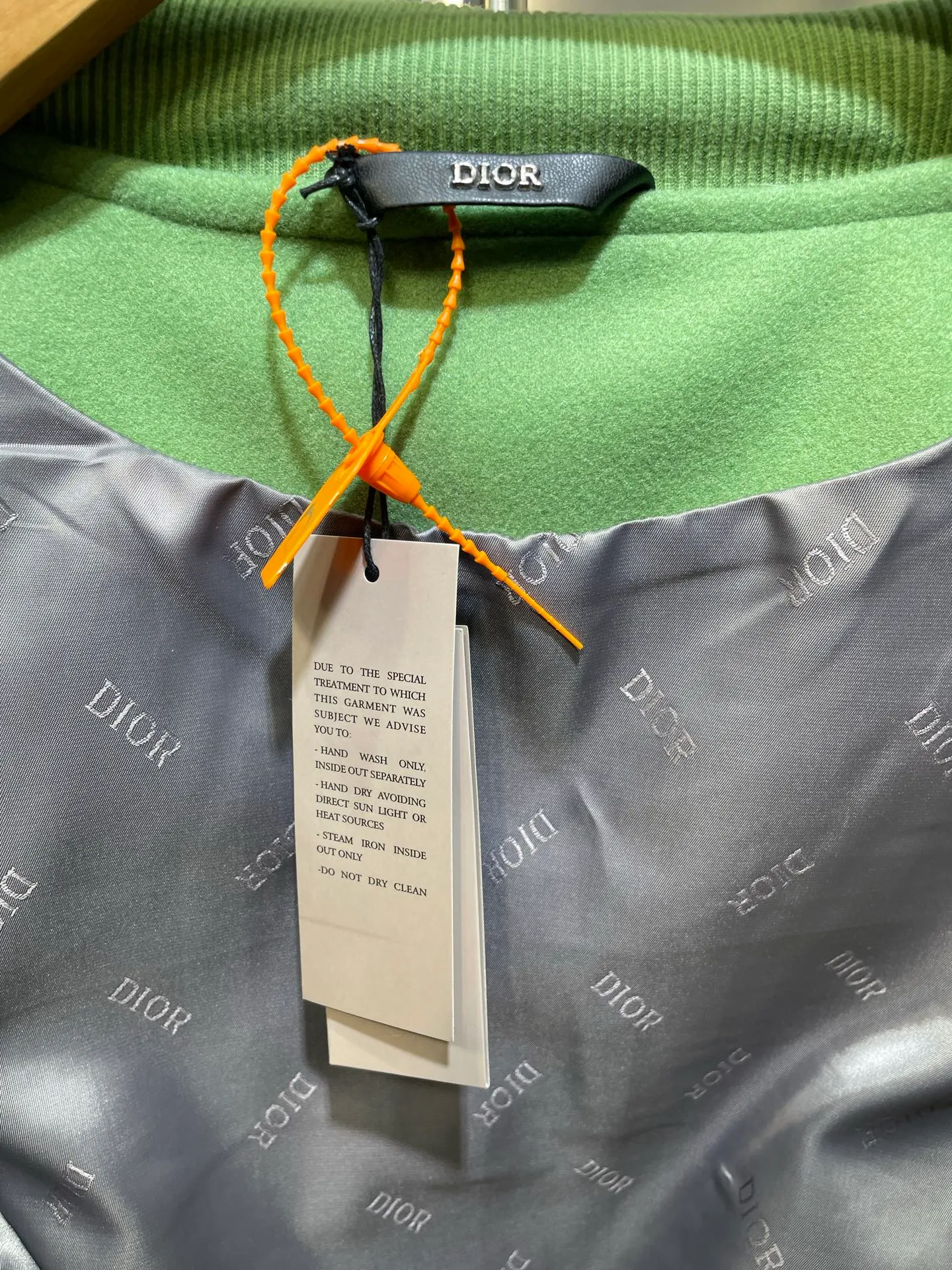 🅿️820 DIOR 🌟[Top Original] Letter Embroidered Wool Baseball Jersey Craft Description: Carefully crafted from leather, orange wool and cashmere blended fabrics, decorated with exquisite monogram haute couture-style patches, and decorated with multi-color cotton shapes hand-embroidered with mulberry silk thread, beads and imitation crystals, highlighting exquisite traditional craftsmanship. The overall wiring is straight and delicate, the fabric is comfortable and soft, and the color is consistent without color difference. It can be matched with the same style to create a fashionable look and control various occasions. Customized accessories, complete with three standards, same style for men and women! ⚠️Color: Green ⚠️Size: s-xl