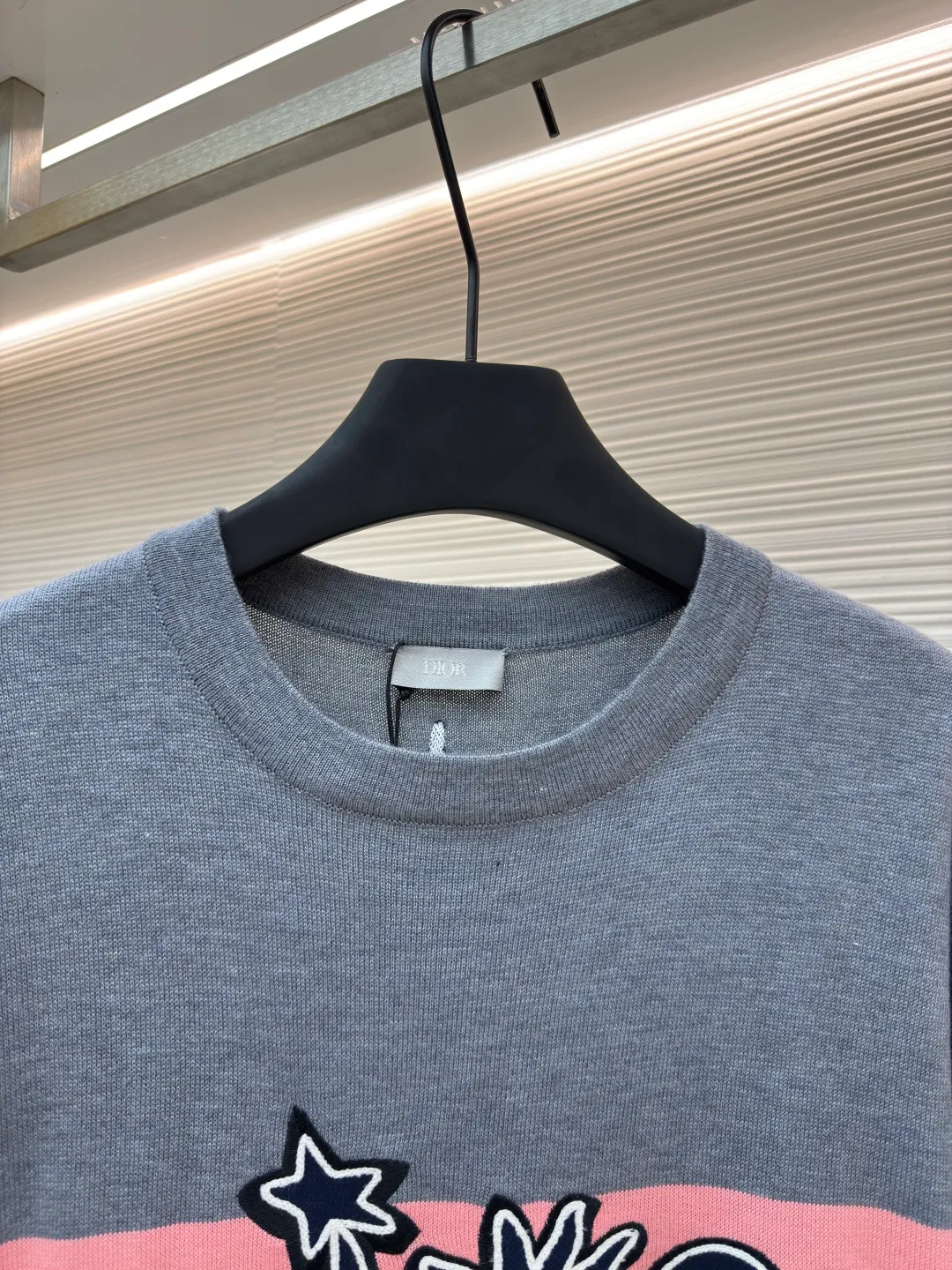 DIOR joint Hamilton knitted short-sleeve ●Authentic product: purchased and developed by 14767 ●Item number: 1680109-A75 ●Fabric: wool fabric ●Technology: knitted ●Version: fitted version ●Weight: about 345 grams ●Size: XS-S-M-L ●Description: It is made of 100% sheep wool fabric, which is soft and warm, skin-friendly and textured. It has just the right balance of comfort and high-end. The thickness of the fabric is moderate, and it will not be stuffy when worn in summer! The chest is decorated with a sunflower pattern, which is perfectly integrated with the fabric and has no sense of obtrusion at all! The overall routing is straight and delicate, the fabric is comfortable and soft, and the color is consistent without color difference. It can be matched with the same style to create a fashionable look and control various occasions. Customized accessories, complete with three standards, the same style for men and women!