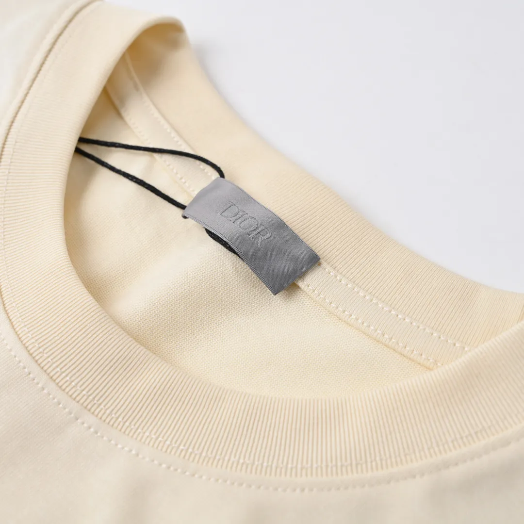 🅿️330 (higher version) DIOR CD cursive embroidered letter short-sleeved T-shirt. The original version is 7400, purchased from Taikoo Hui. The original version is customized with 270g cotton fabric, haze blue, apricot dyeing, and the thread dyeing is the same as the original version. The imported machine embroidery process makes the letter logo show a delicate and exquisite effect, enhancing the decorative effect. Use an embroidery machine to embroider the designed letter logo onto the patch. Color: black, haze blue, apricot, white, floral gray Size: S-L
