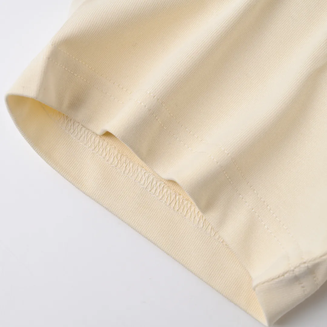 🅿️330 (higher version) DIOR CD cursive embroidered letter short-sleeved T-shirt. The original version is 7400, purchased from Taikoo Hui. The original version is customized with 270g cotton fabric, haze blue, apricot dyeing, and the thread dyeing is the same as the original version. The imported machine embroidery process makes the letter logo show a delicate and exquisite effect, enhancing the decorative effect. Use an embroidery machine to embroider the designed letter logo onto the patch. Color: black, haze blue, apricot, white, floral gray Size: S-L