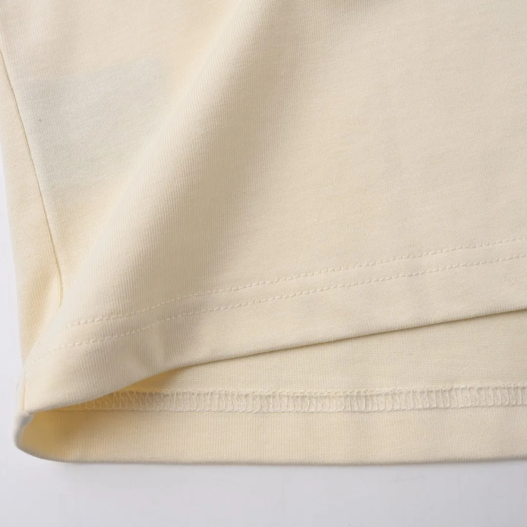 🅿️330 (higher version) DIOR CD cursive embroidered letter short-sleeved T-shirt. The original version is 7400, purchased from Taikoo Hui. The original version is customized with 270g cotton fabric, haze blue, apricot dyeing, and the thread dyeing is the same as the original version. The imported machine embroidery process makes the letter logo show a delicate and exquisite effect, enhancing the decorative effect. Use an embroidery machine to embroider the designed letter logo onto the patch. Color: black, haze blue, apricot, white, floral gray Size: S-L